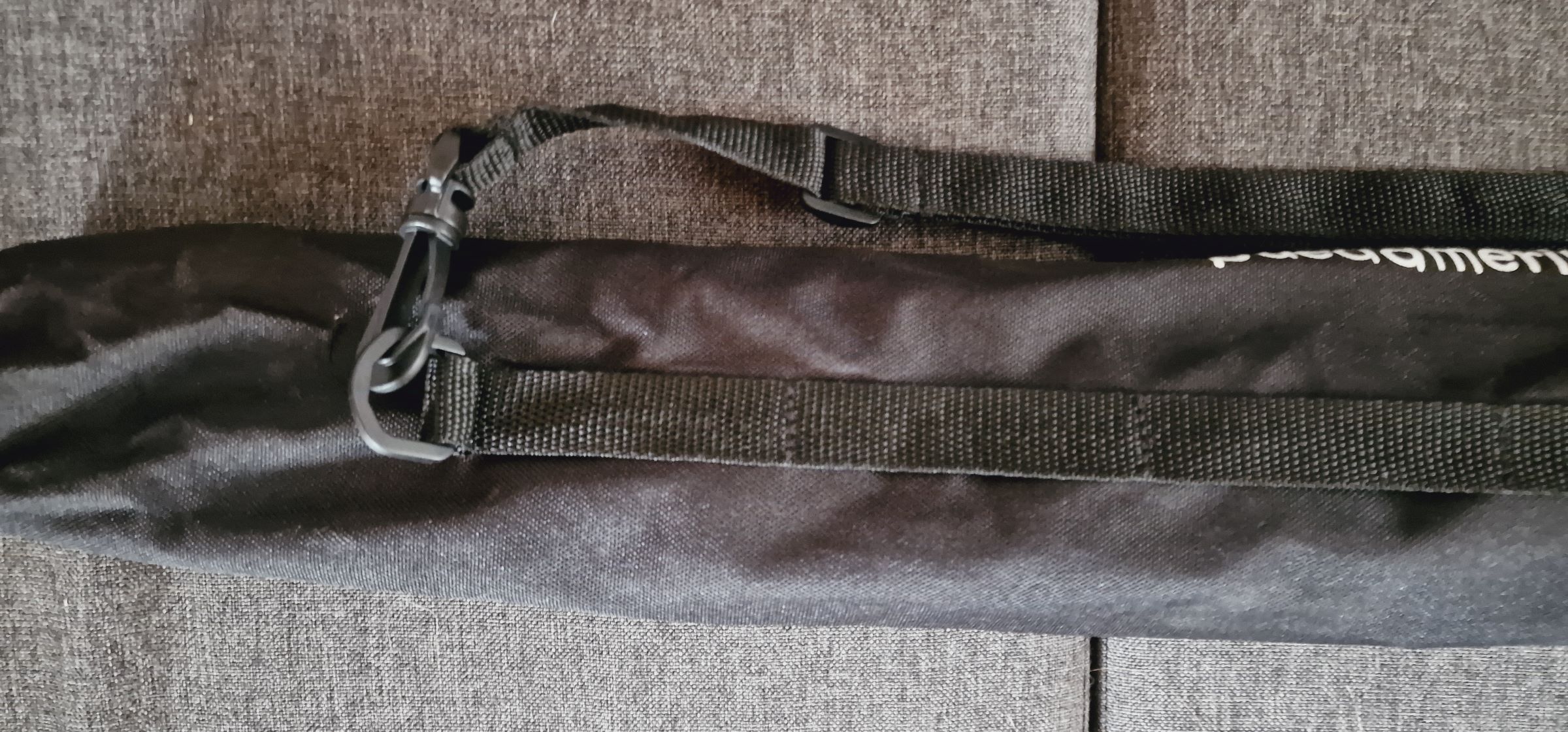 Karabinerhaken aus Plastik zum Anbringen des Tragegurtes