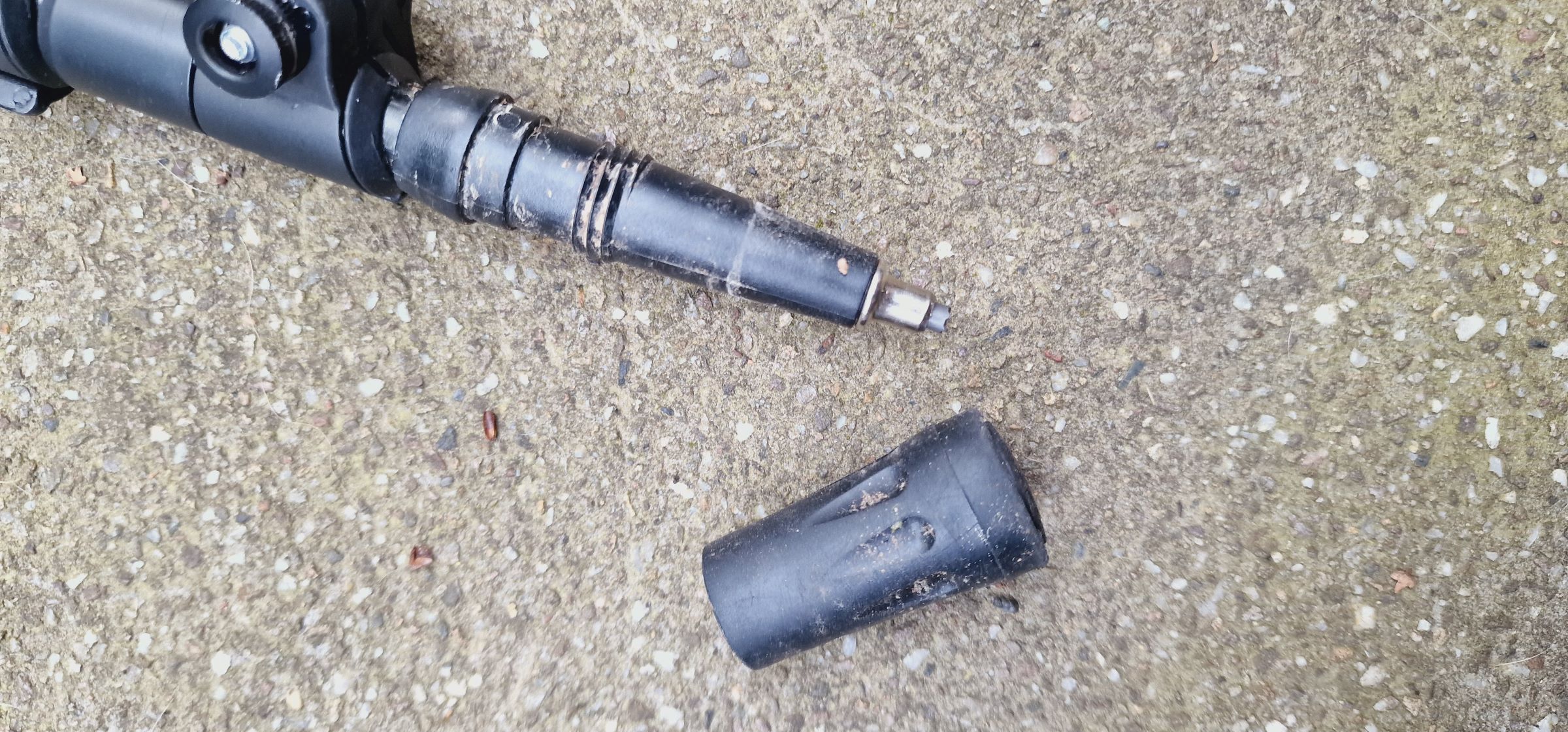 Ein Metalldorn ist unter dem Gummischutz versteckt
