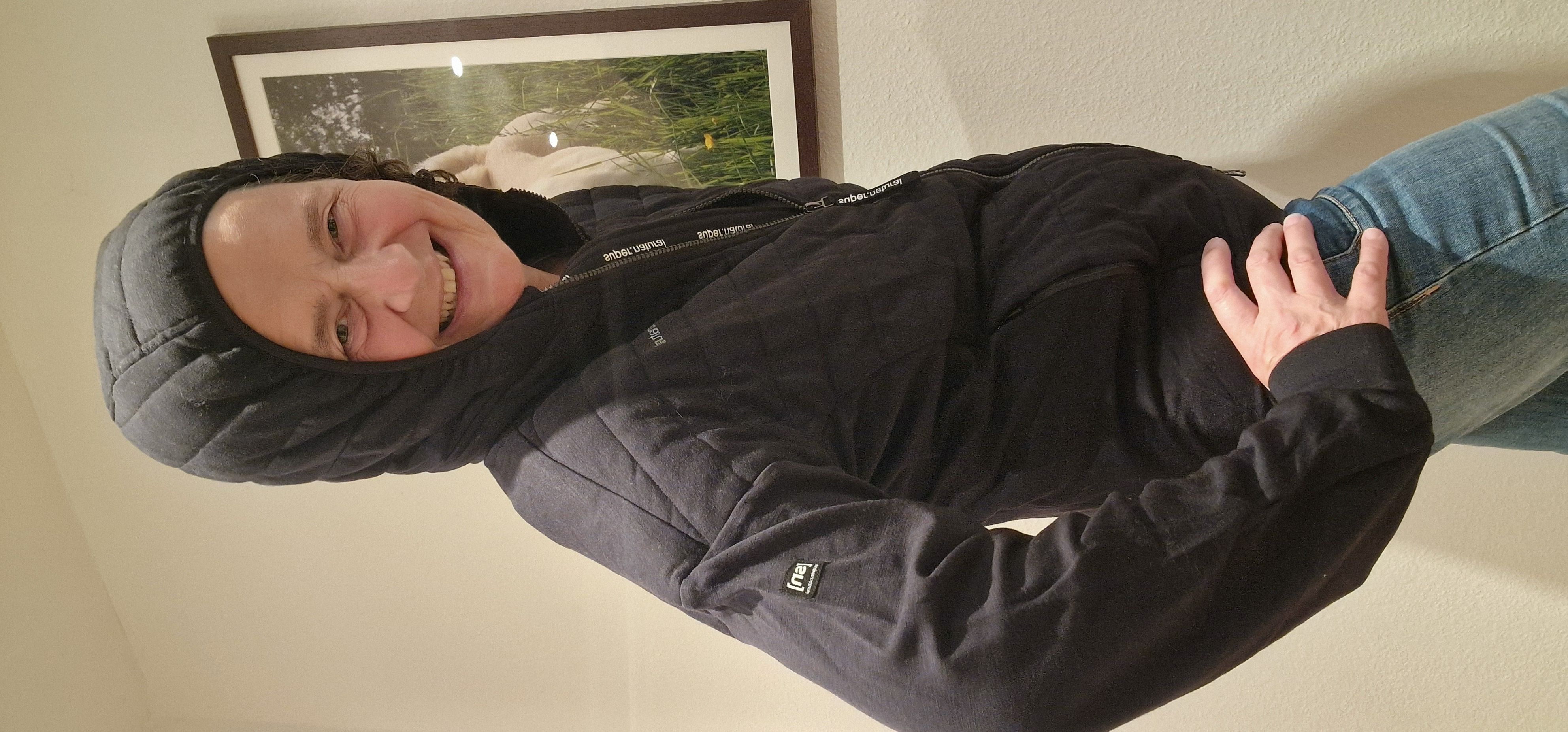 Nachdem ich vollkommen durchgefroren zu Hause ankam, habe ich beschlossen, die Jacke nur noch mit einem Over-Layer zu tragen. 