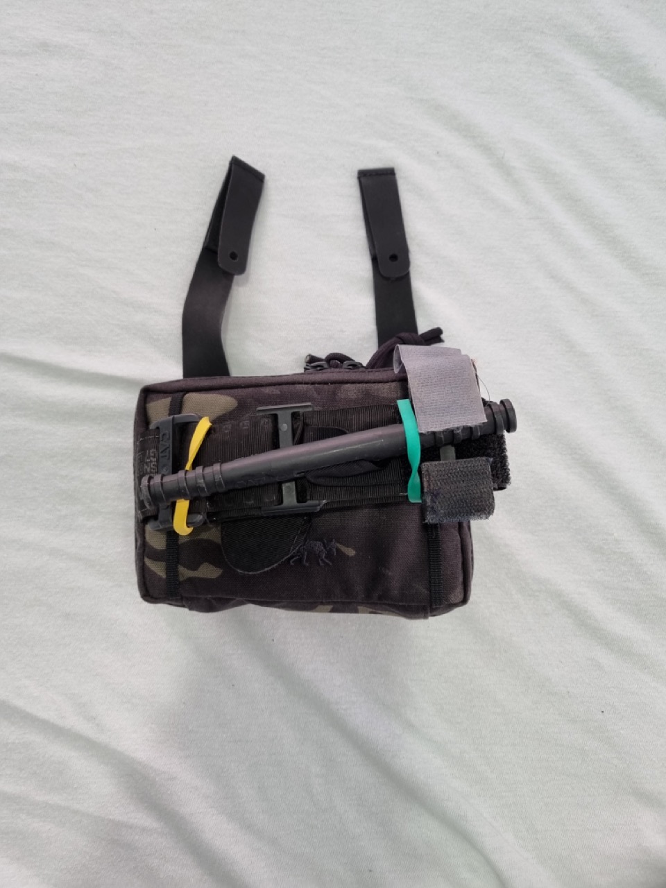 Pouch von außen mit TQ befestigt.