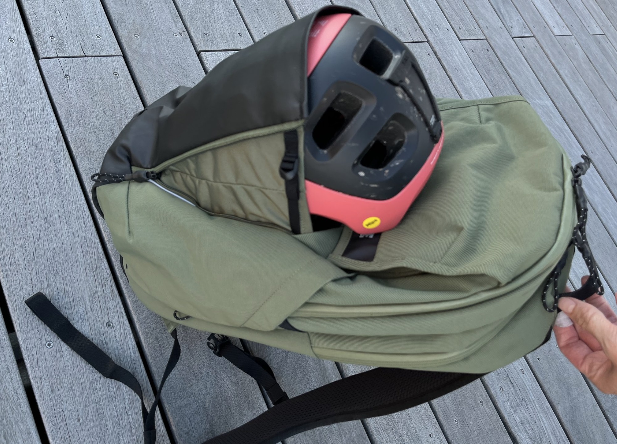 großer Helm im Helmfach von der Seite