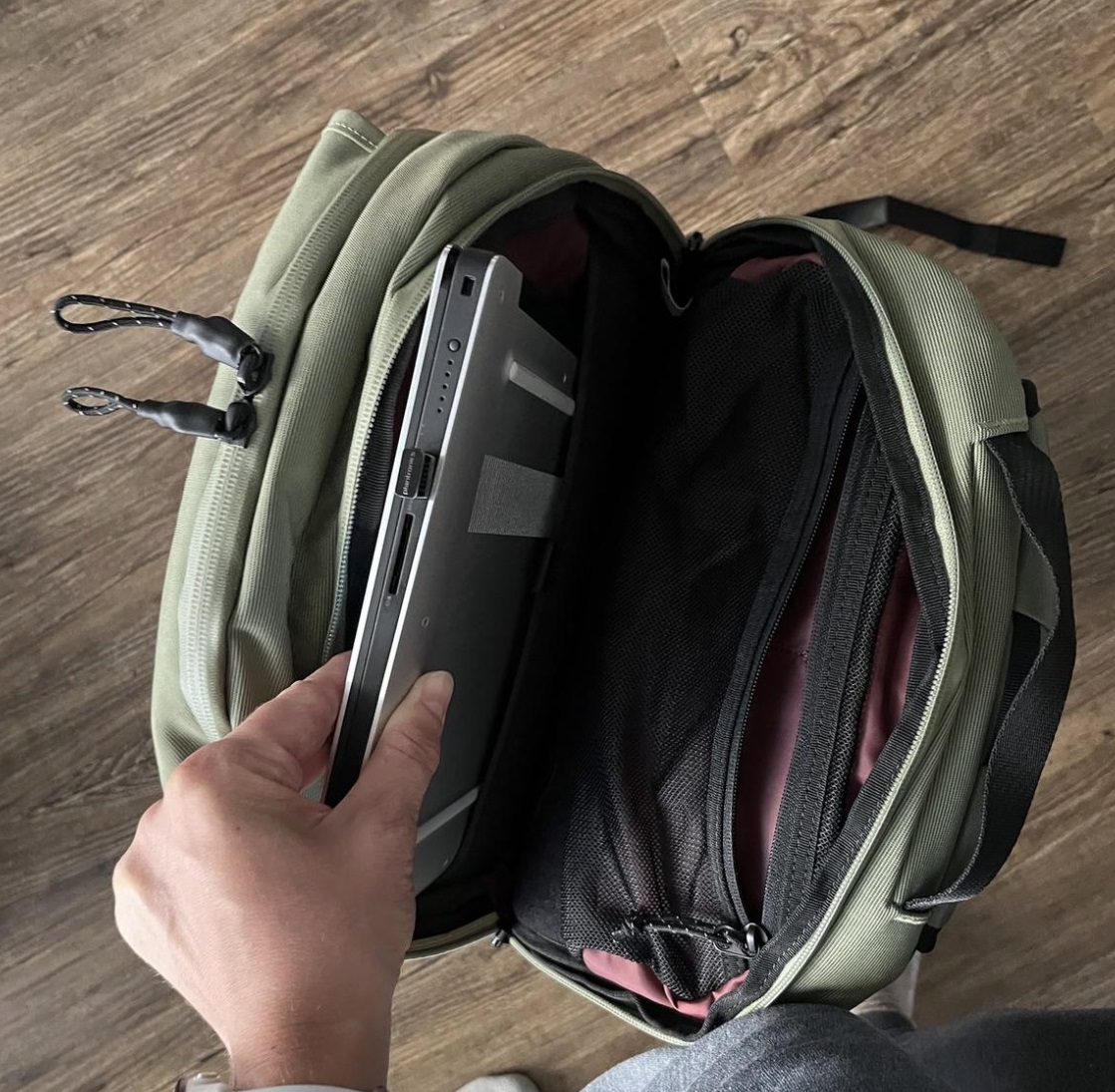 Laptopfach mit halb eingestecktem Laptop