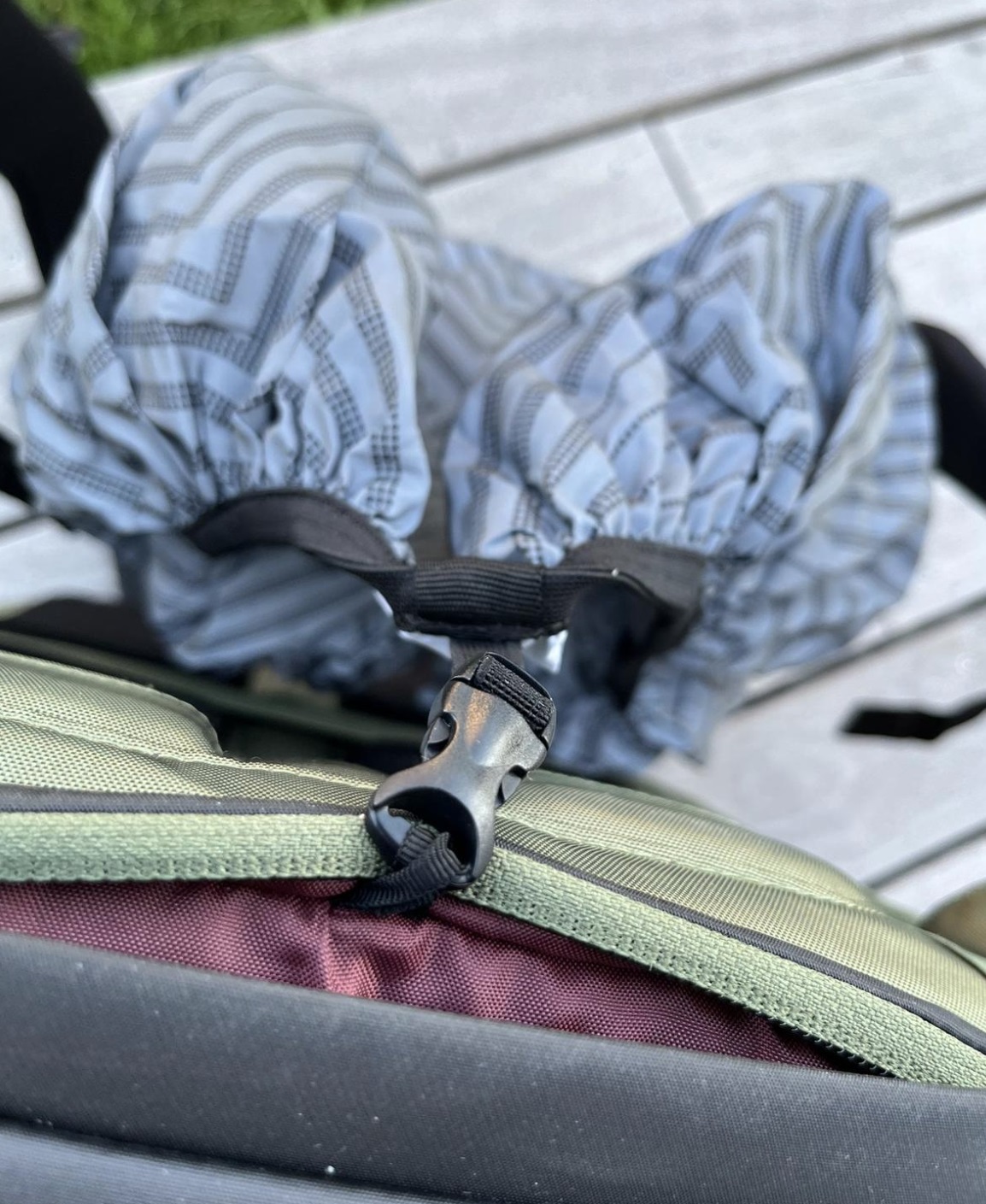 Raincover ist unten im Fach mit Haken gesichert