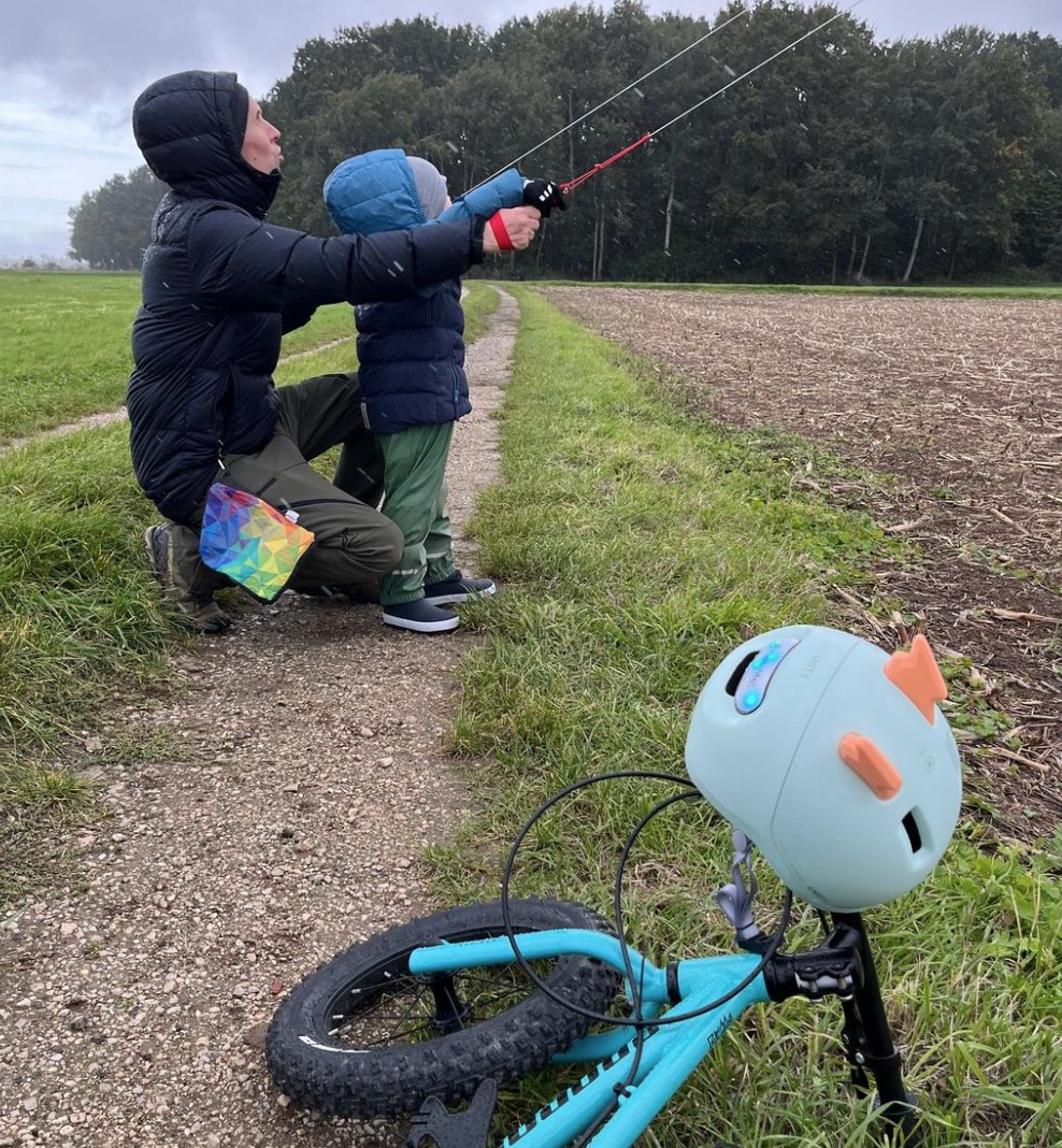 Auch der kurze Weg zum Drachensteigen mit Helm und Beleuchtung