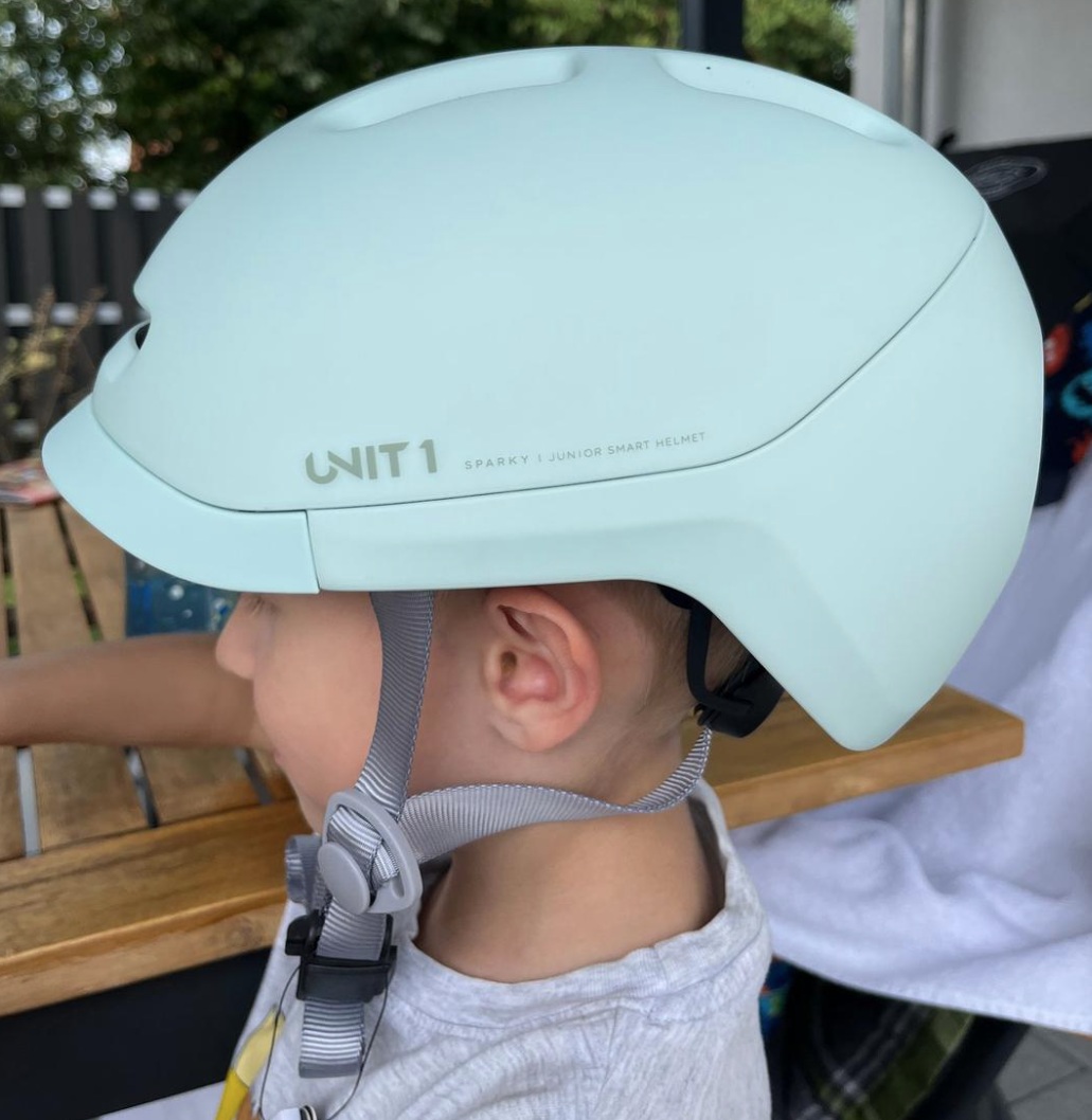 Helm bei der Anprobe direkt nach dem Auspacken