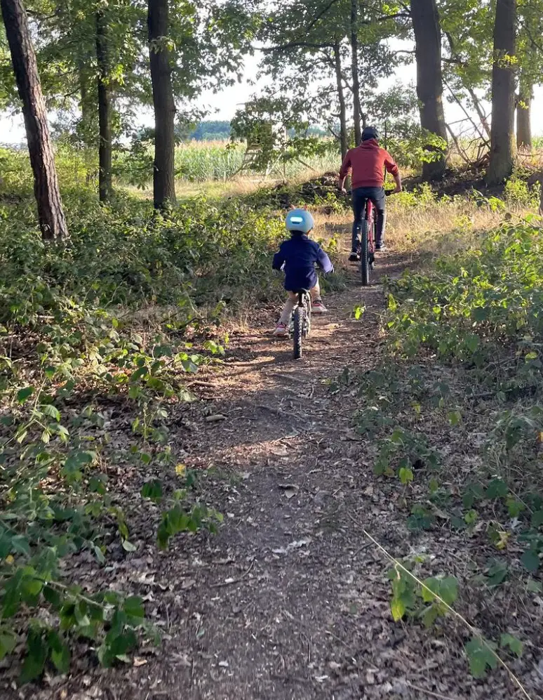 Beim Trails-fahren mit Papa