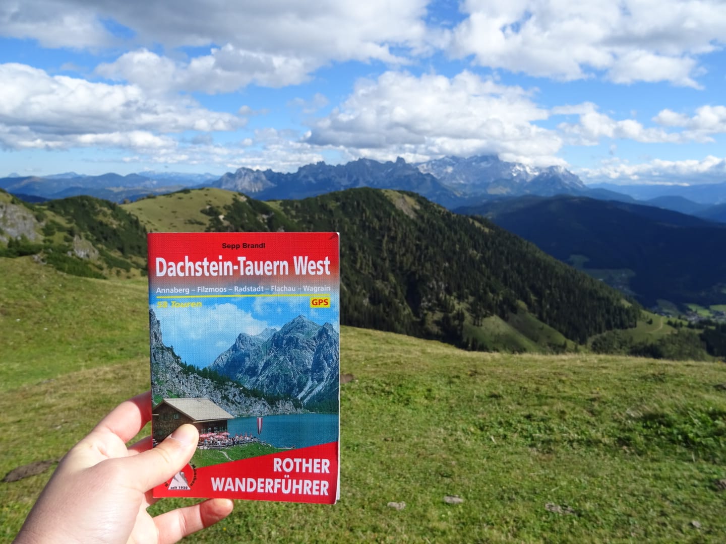 Dachstein-Tauern West Wanderführer mit Dachstein im Hintergrund