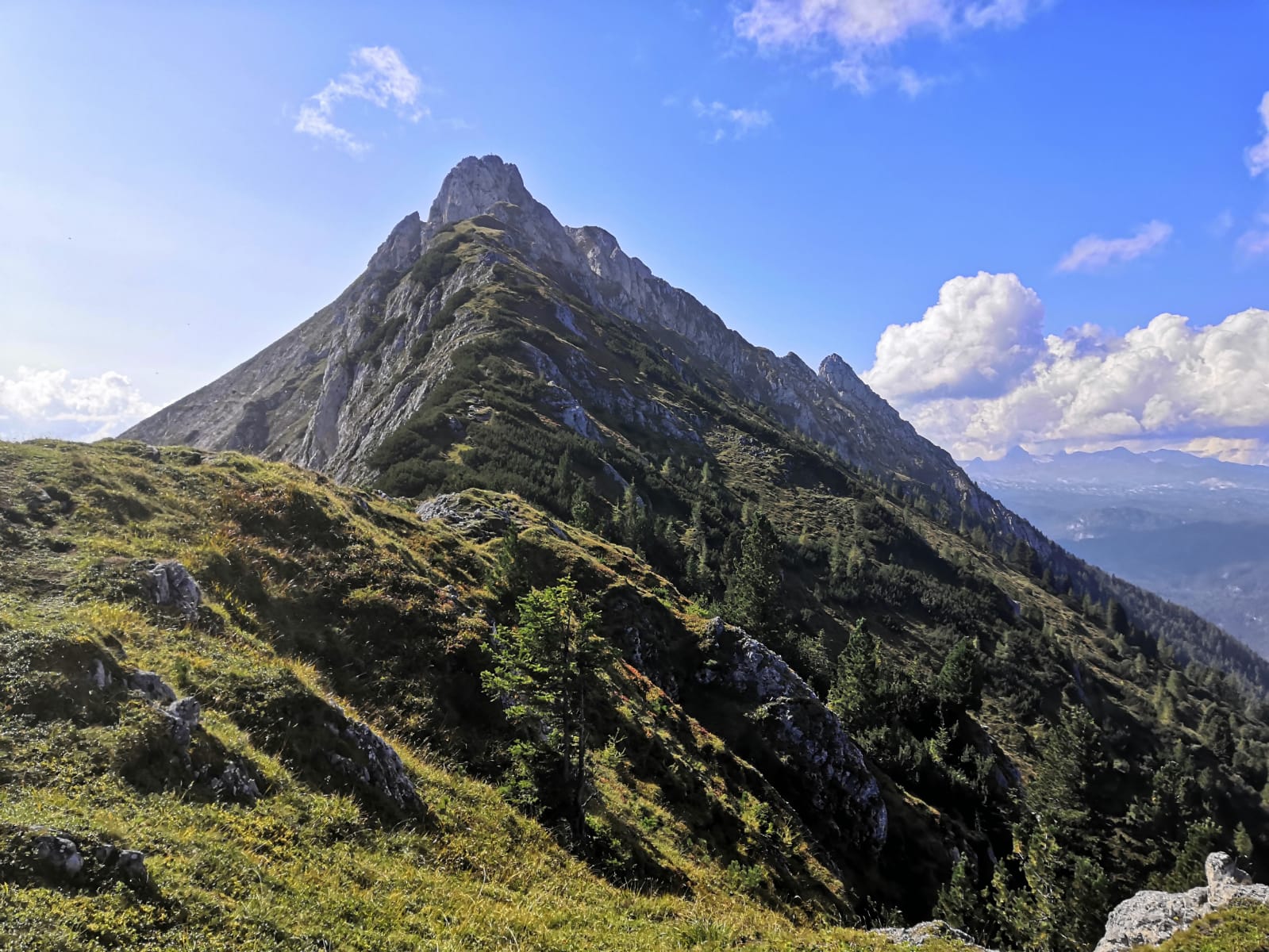 Blick zurück auf die Kammspitze während des Abstieges