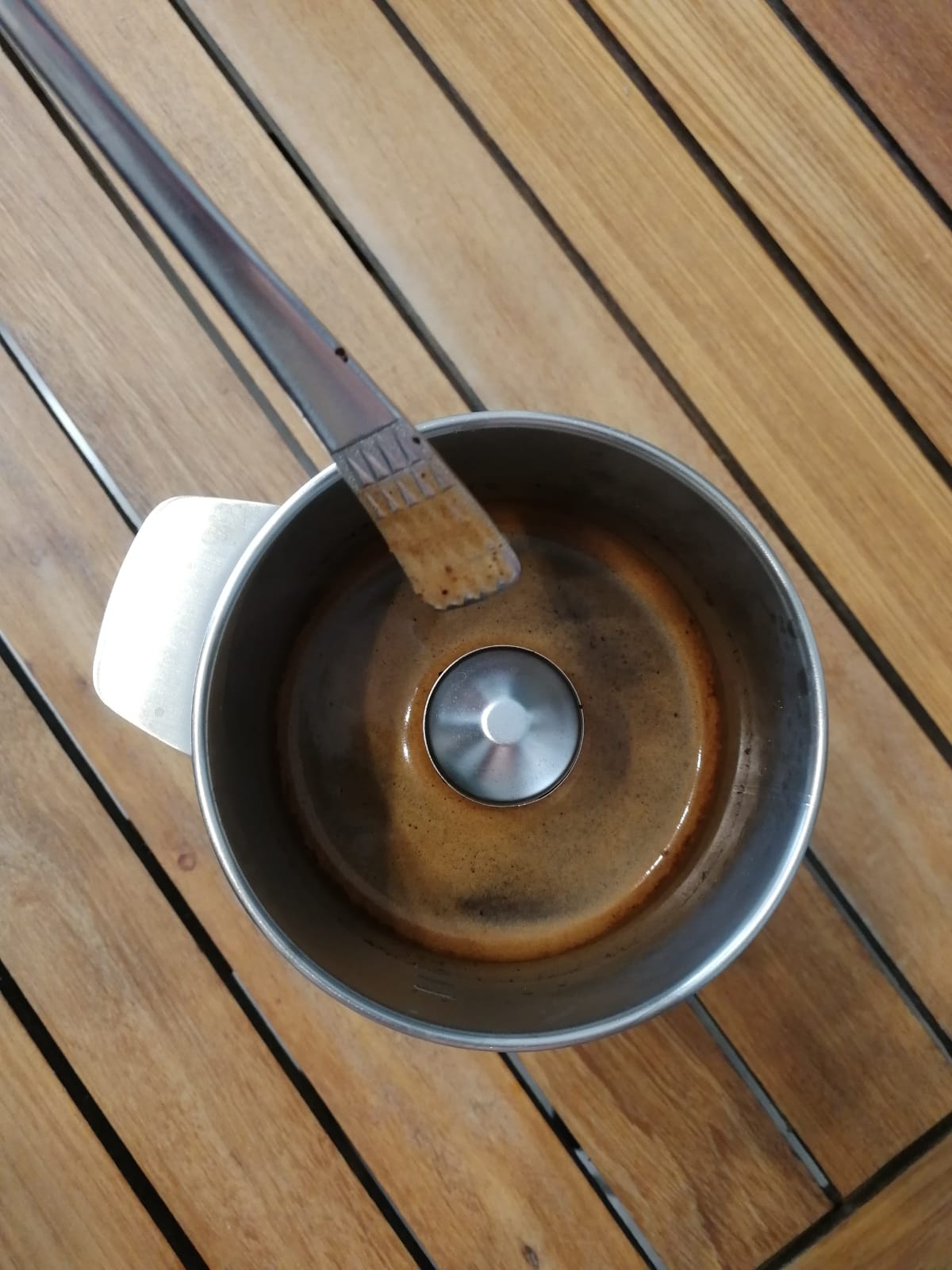 Wenn man vorsichtig umrührt, wird der Kaffee schön cremig
