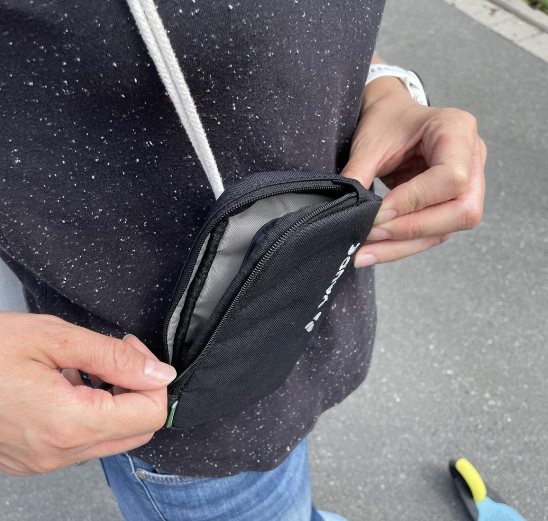 Reißverschluss nach oben zeigend am Rucksackträger