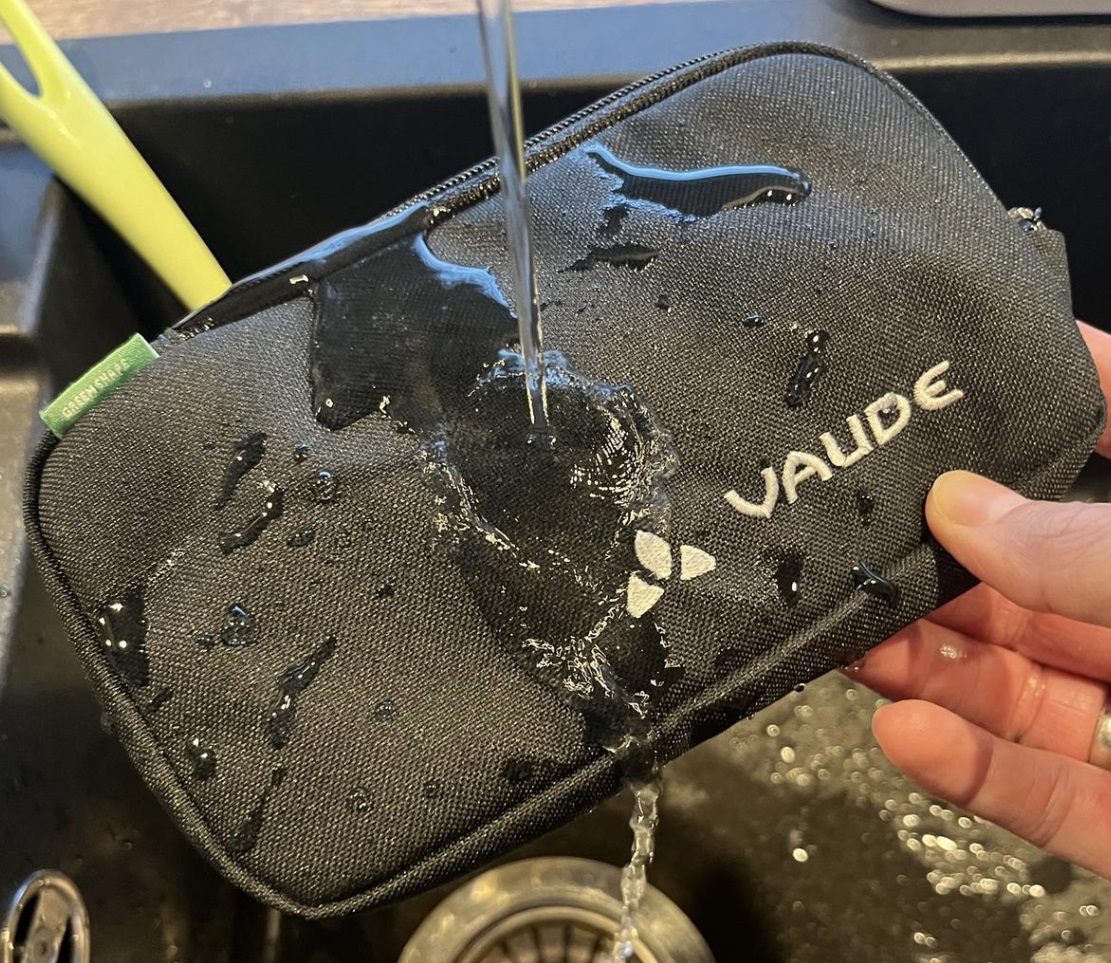 Handytasche unter dem Wasserhahn