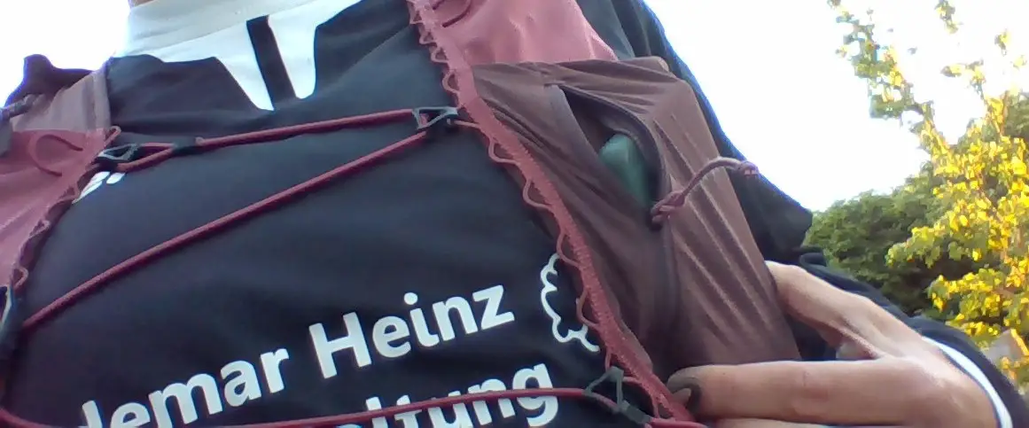 Man sieht, dass das Handy problemlos passt