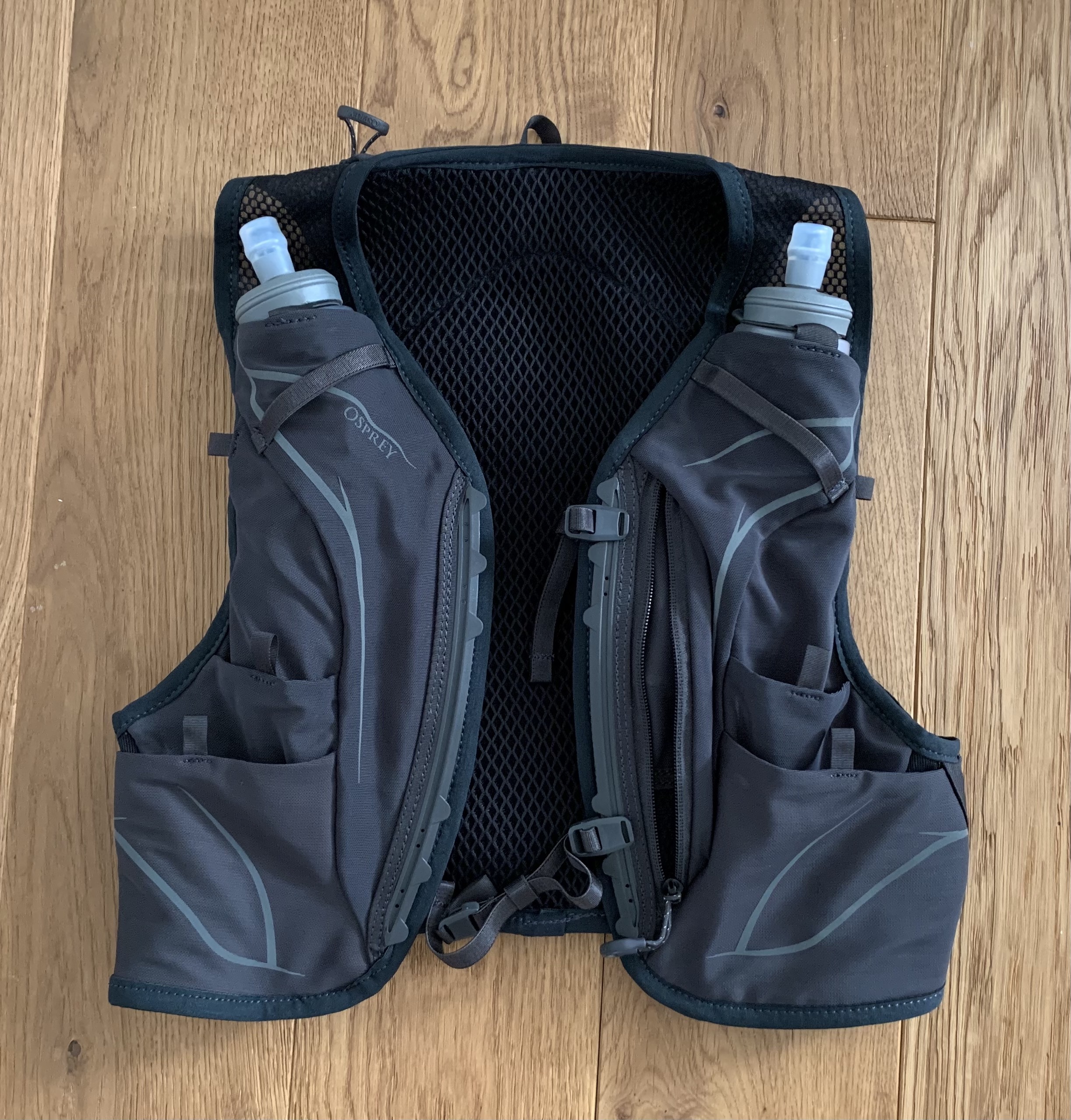 Weste mit Taschen und Flaschen