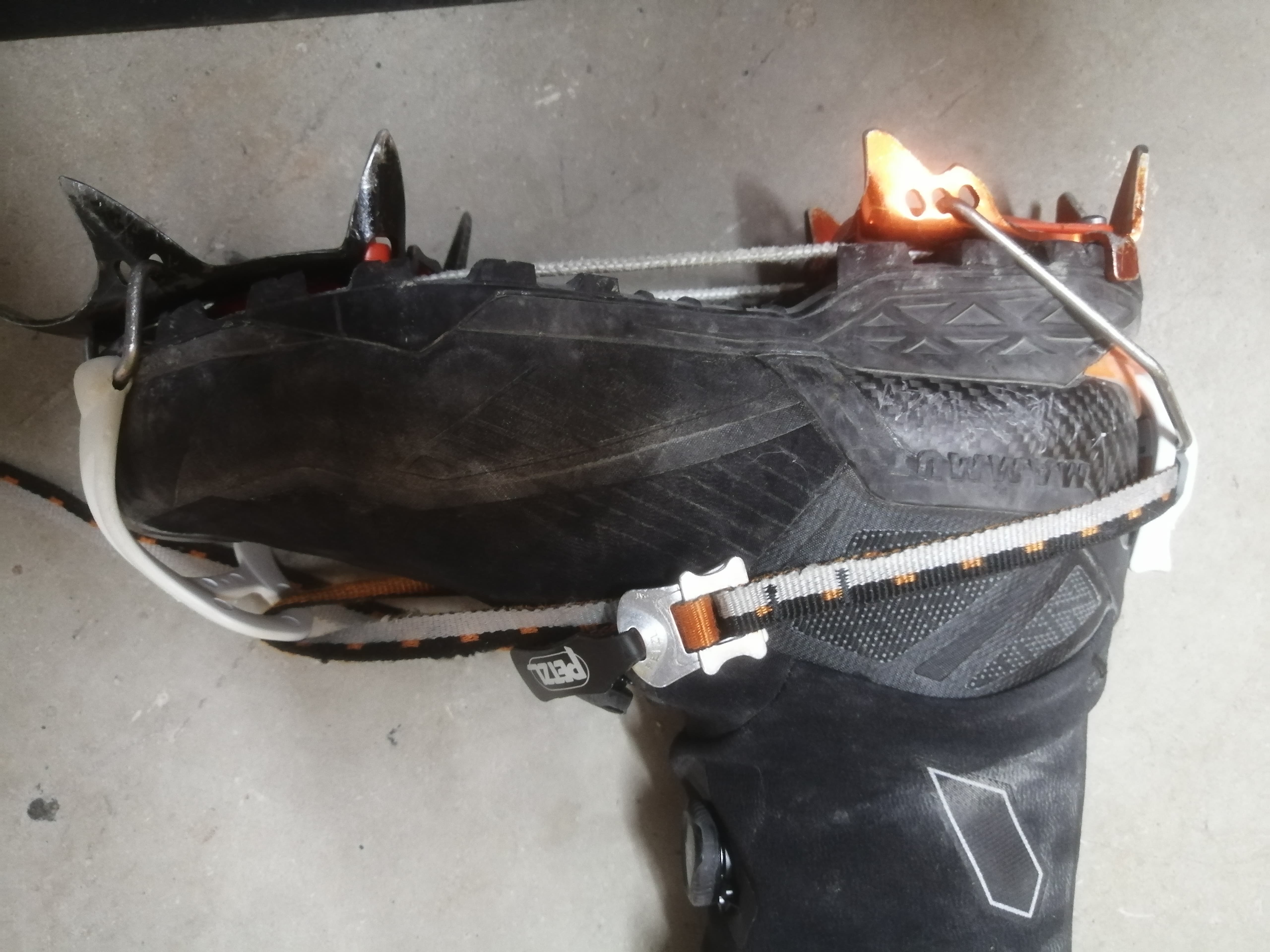 Steigeisen an meinem Bergstiefel