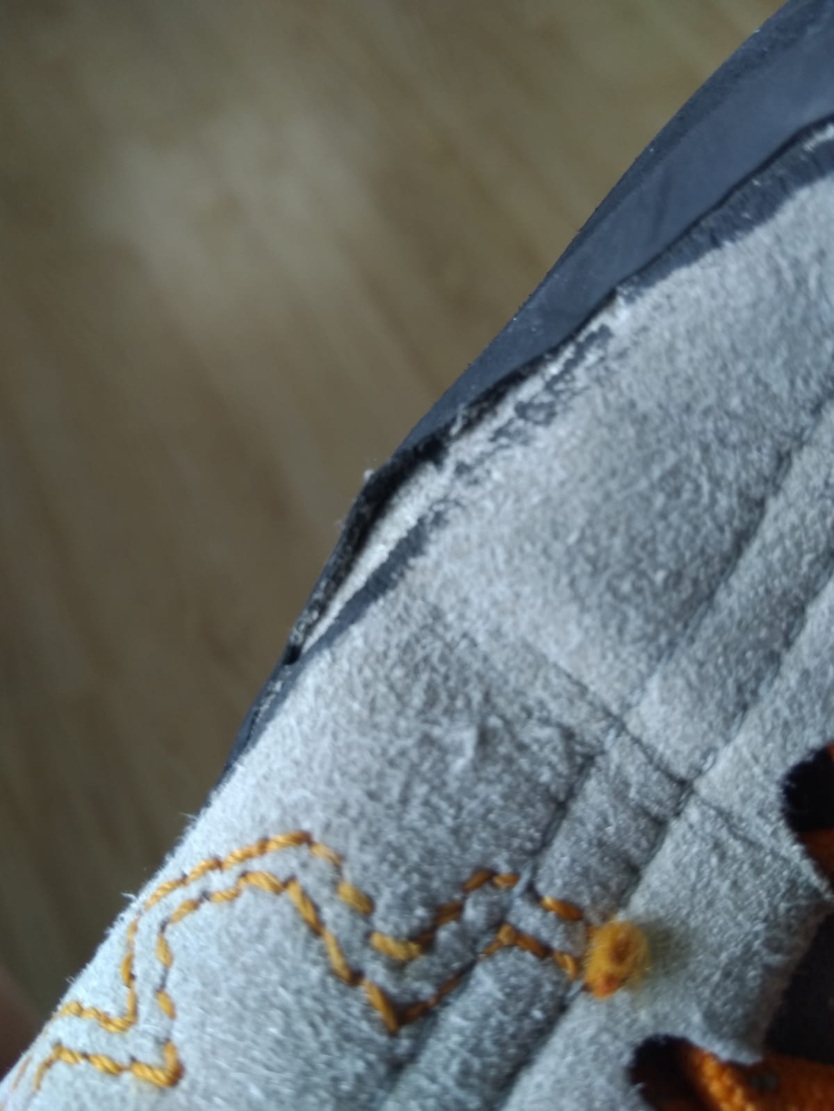 der Kleber löst sich vom Schuh