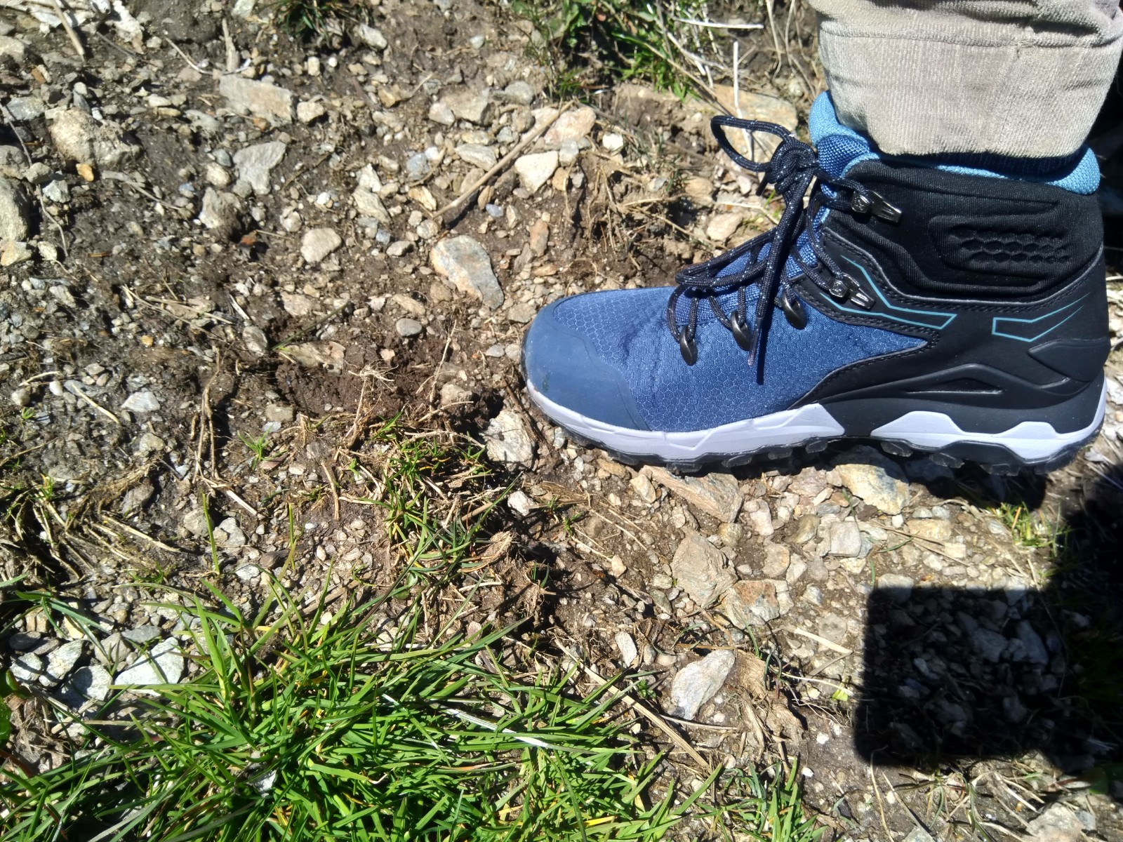 Schuhe auf felsigem Untergrund