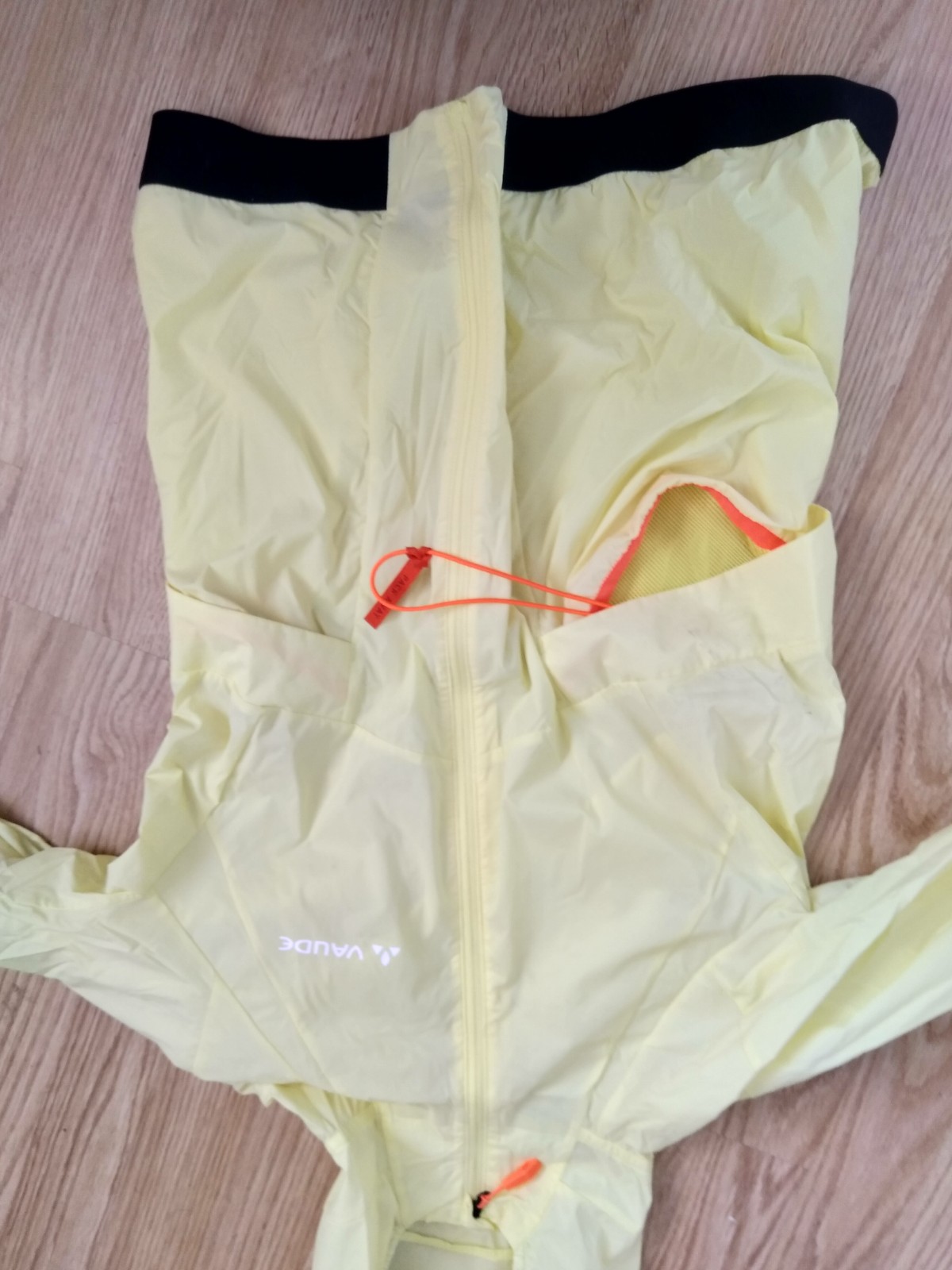 ausgefaltene Jacke am Boden