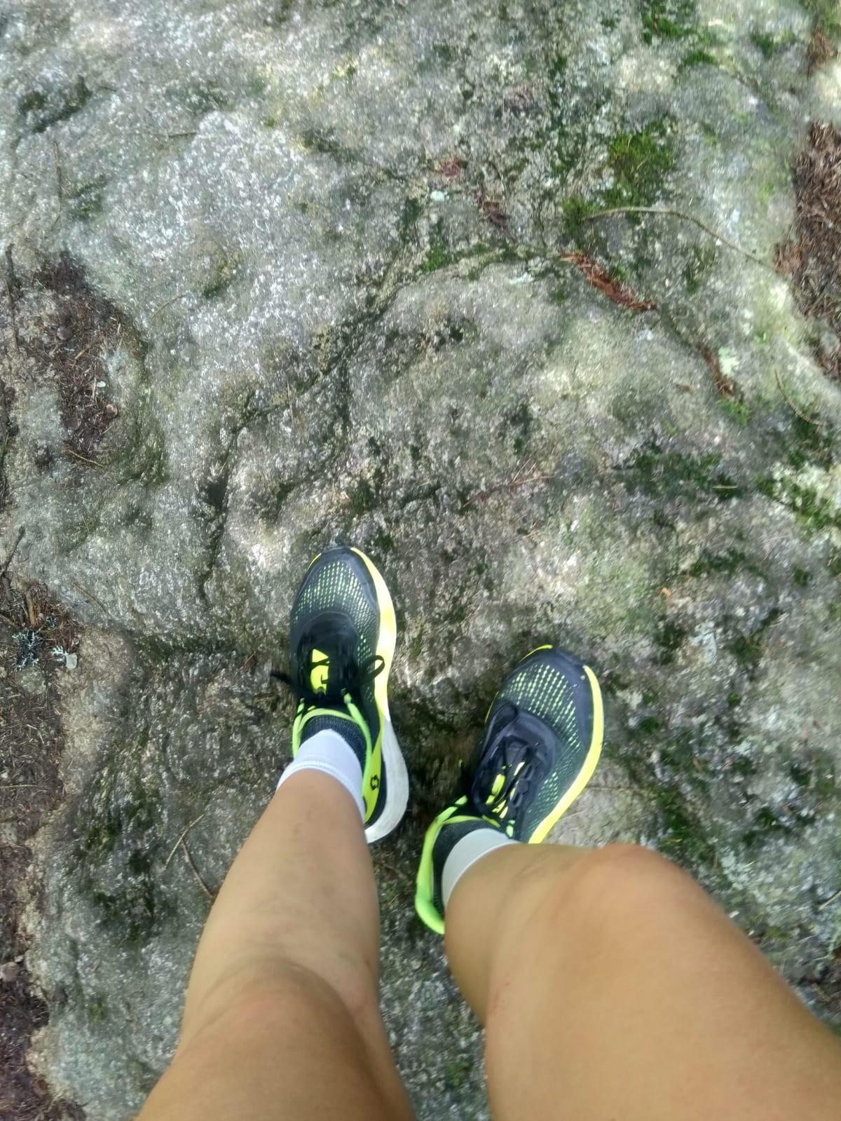 Schuhe auf Felsen