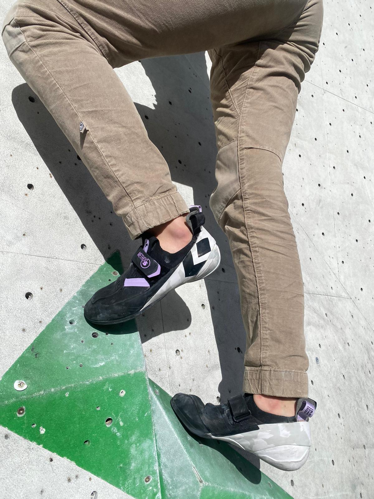 Schuhe auf plattige Boulder