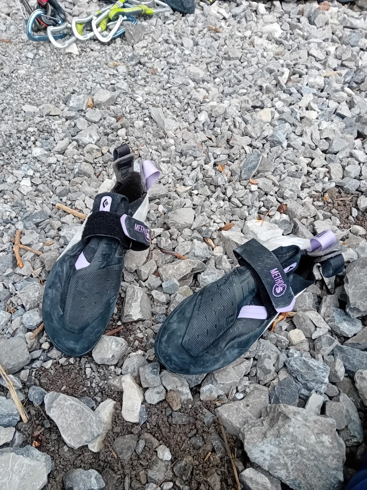 Schuhe am Fels