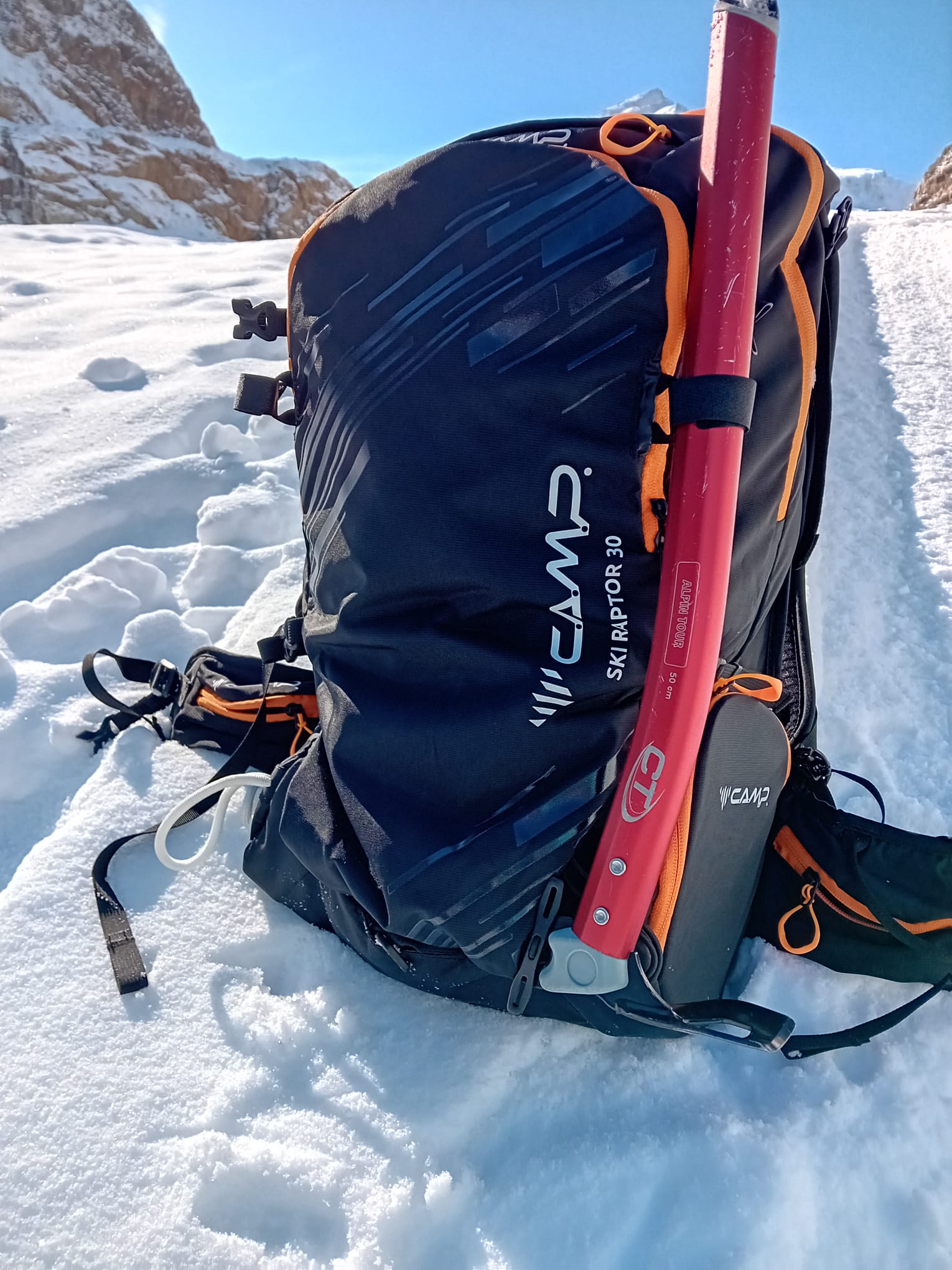Rucksack mit Pickel von vorne