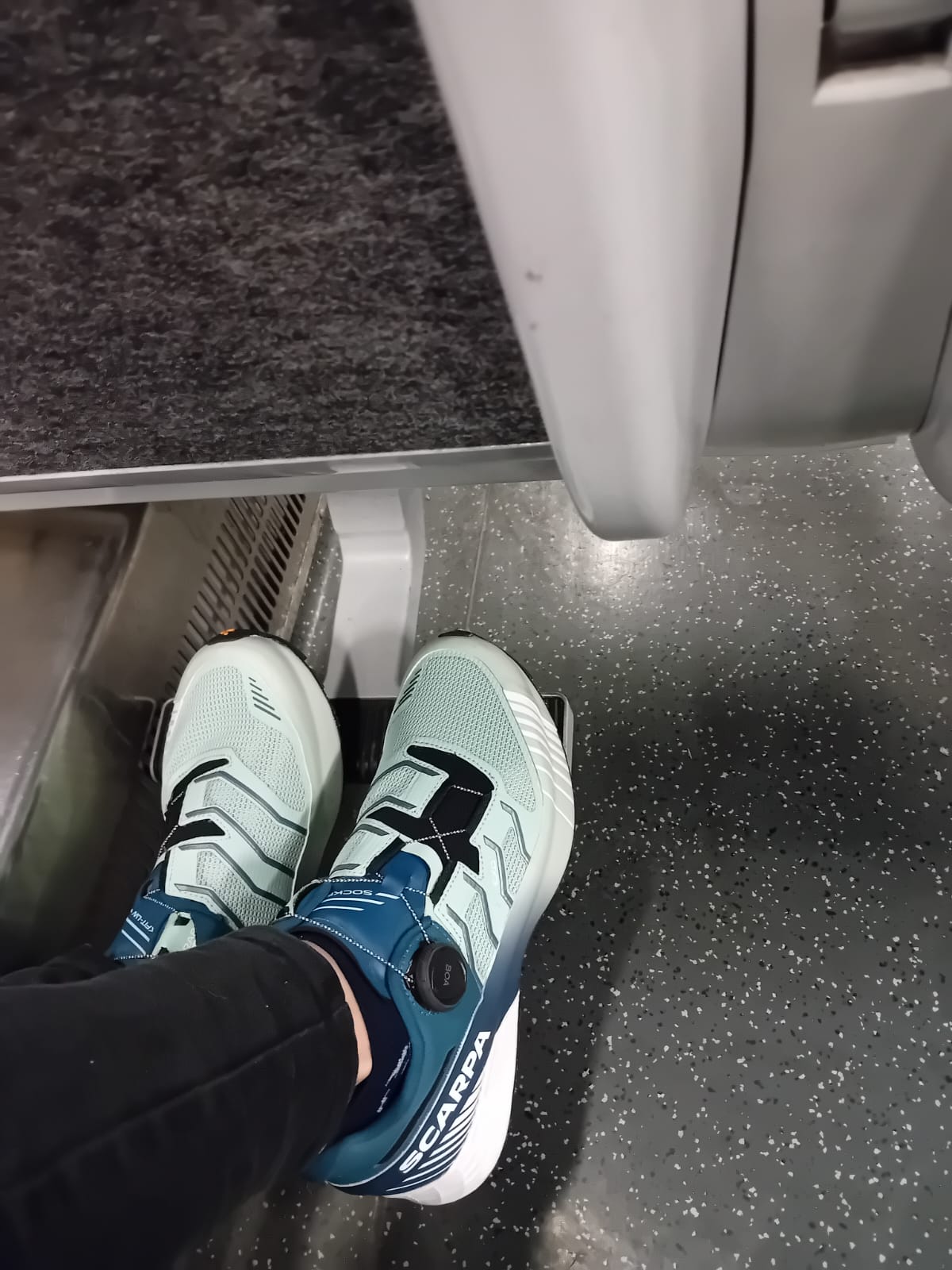 angezogene Schuhe von der Seite