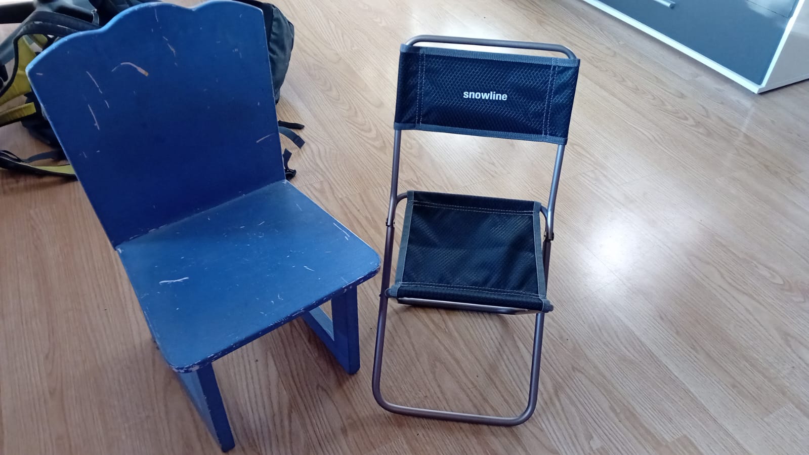 Campingstuhl neben Kinderstuhl