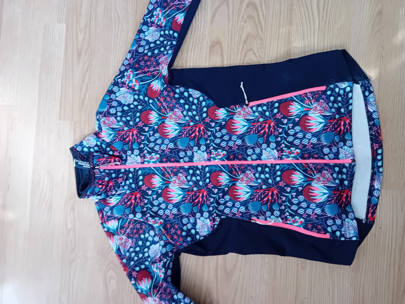Jacke am Boden ausgelegt