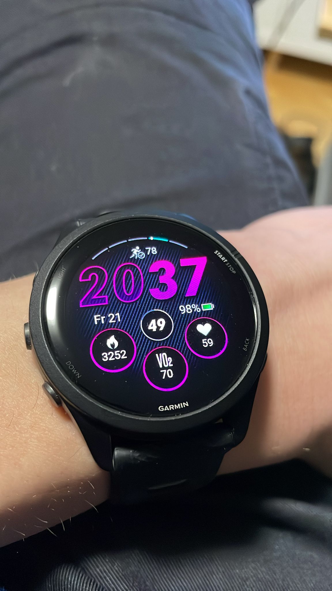Zu sehen ist die Uhr am Handgelenk getragen mit der standard Oberfläche
