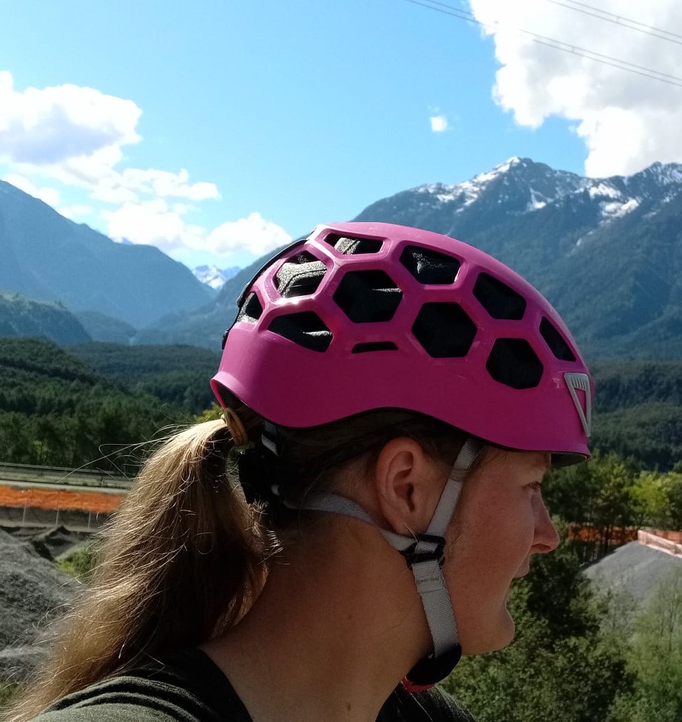 Pferdeschwanz unterm Helm