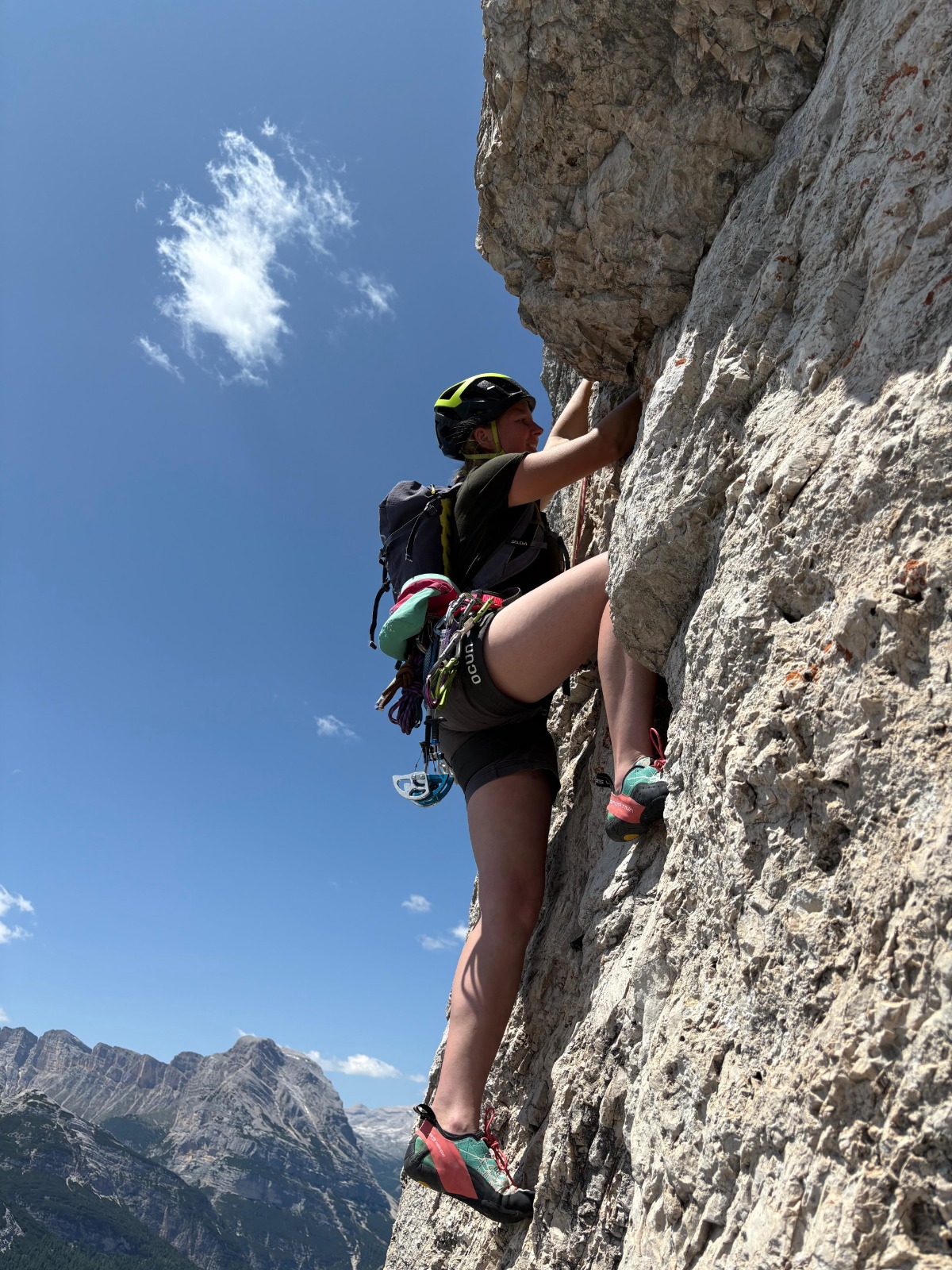beim klettern in der Wand