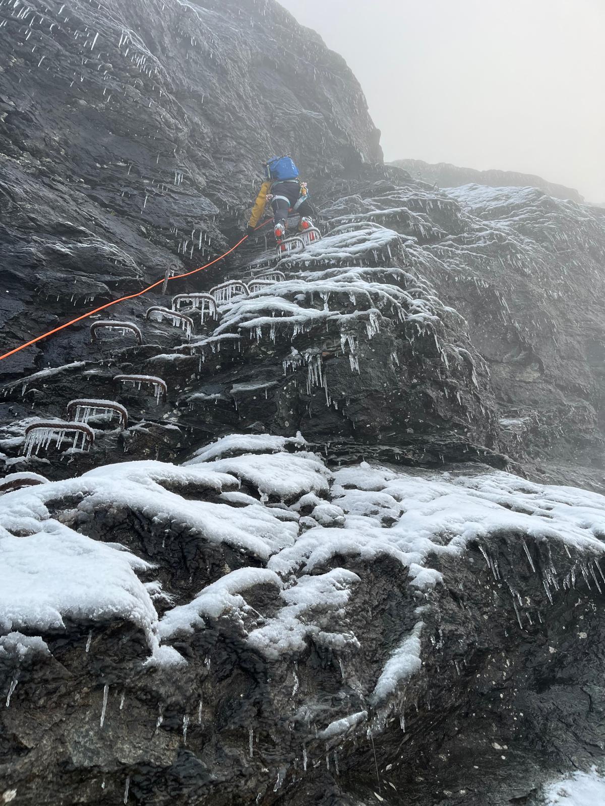 Am Berg bei schlechtem Wetter