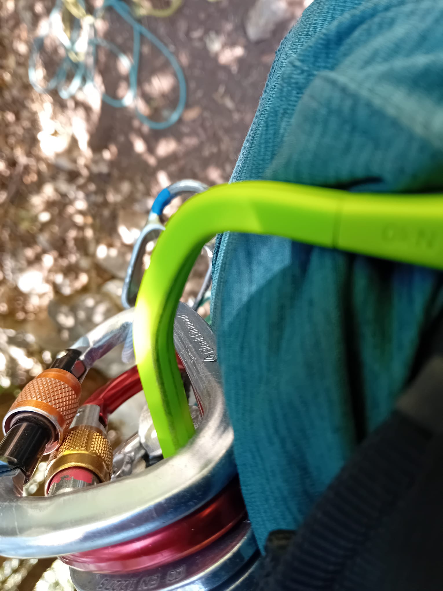 Karabiner an Materialschlaufe