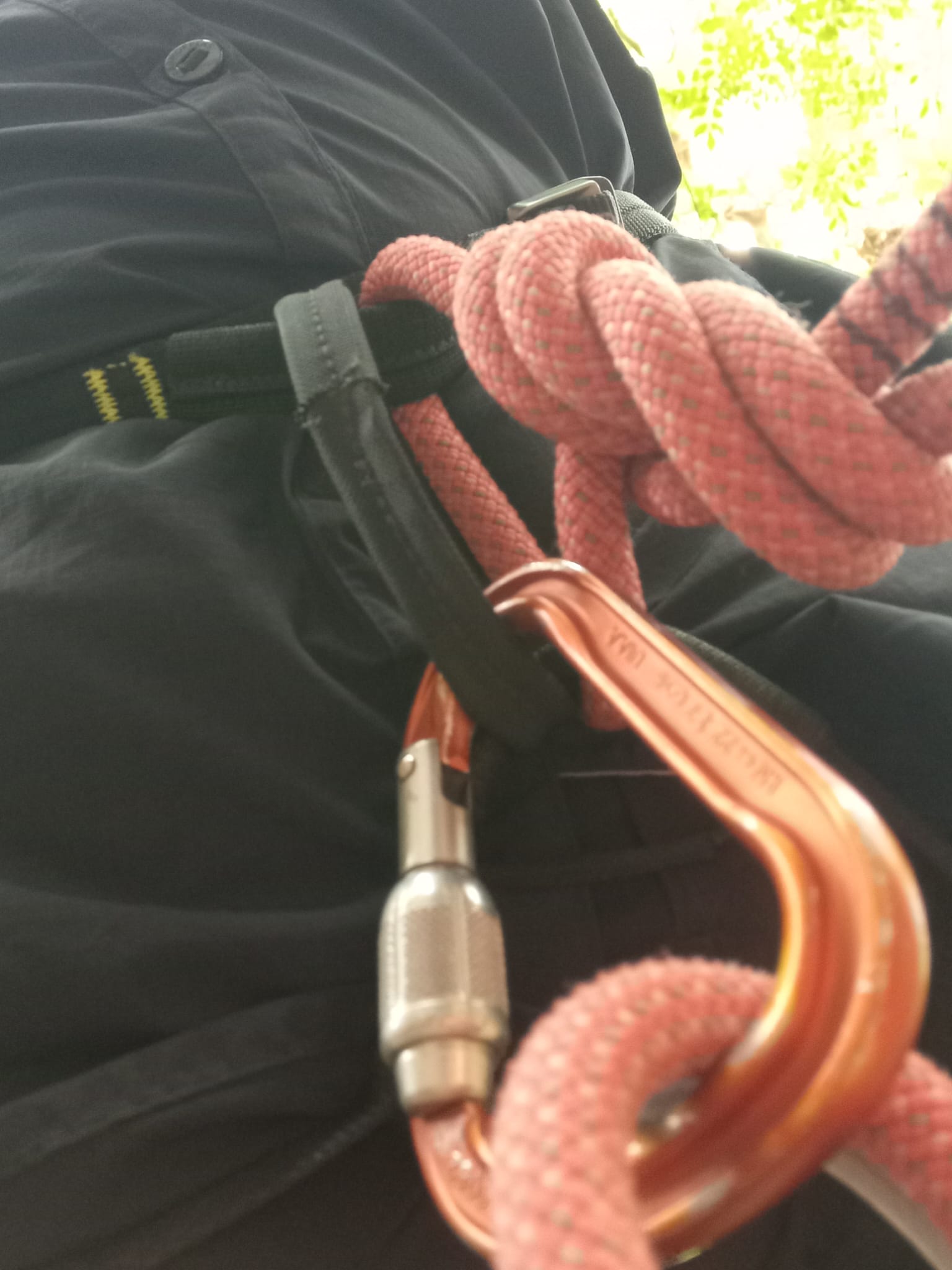 Knoten und Sicherungsgerät in Anseilring