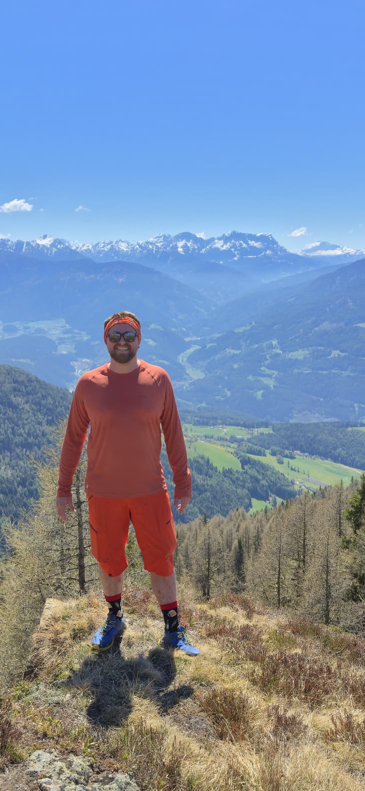 Der kompetente OUTSIDEstories-Test: Das Craghoppers NosiLife SolarShield Langarmshirt überzeugt als leichtes, funktionelles Outdoor-Shirt für warme Bedingungen. Der lockere Schnitt sorgt für hohen Tragekomfort und uneingeschränkte Bewegungsfreiheit. Das Material aus einhundert Prozent recyceltem Polyester punktet mit sehr guter Atmungsaktivität, schnellem Feuchtigkeitstransport und überraschend geringer Geruchsbildung dank NosiLife-Technologie. Zusätzlich bietet es zuverlässigen UV-Schutz mit UPF fünfzig plus sowie integrierten Insektenschutz. In der Praxis – beim Wandern in Südtirol und beim Angeln – zeigte es ein stabiles Körperklima selbst bei Hitze und wechselnden Bedingungen. Verarbeitung und Haltbarkeit wirken hochwertig, auch nach mehreren Wäschen. Kleine Abstriche gibt es lediglich beim fehlenden Sonnenschutz für Kopf und Nacken. Insgesamt ein vielseitiges, alltagstaugliches Funktionsshirt mit starker Performance. Keywords: Craghoppers NosiLife SolarShield, Langarmshirt, Outdoor Shirt, UV Schutz UPF fünfzig plus, Insektenschutz, Funktionsbekleidung, recyceltes Polyester, atmungsaktiv, schnelltrocknend, Wanderbekleidung Lesedauer: ca. 780 Wörter – etwa 4 Minuten