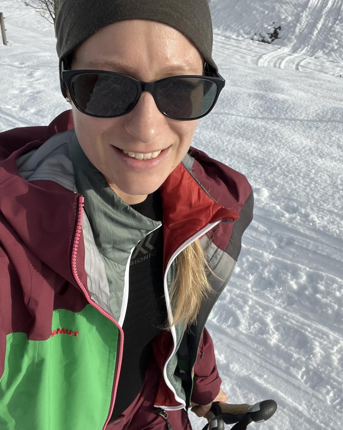 auf Skitour mit Jacke offen