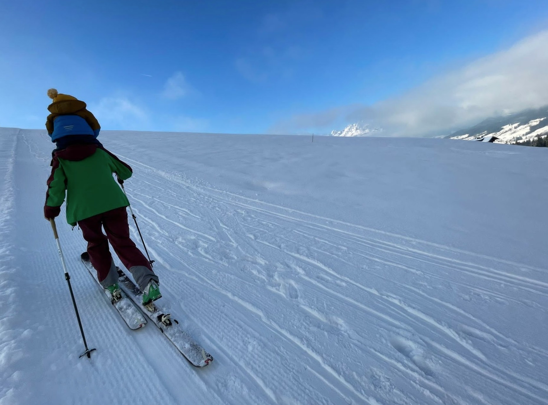 Skitour mit Kleinkind auf den Schultern