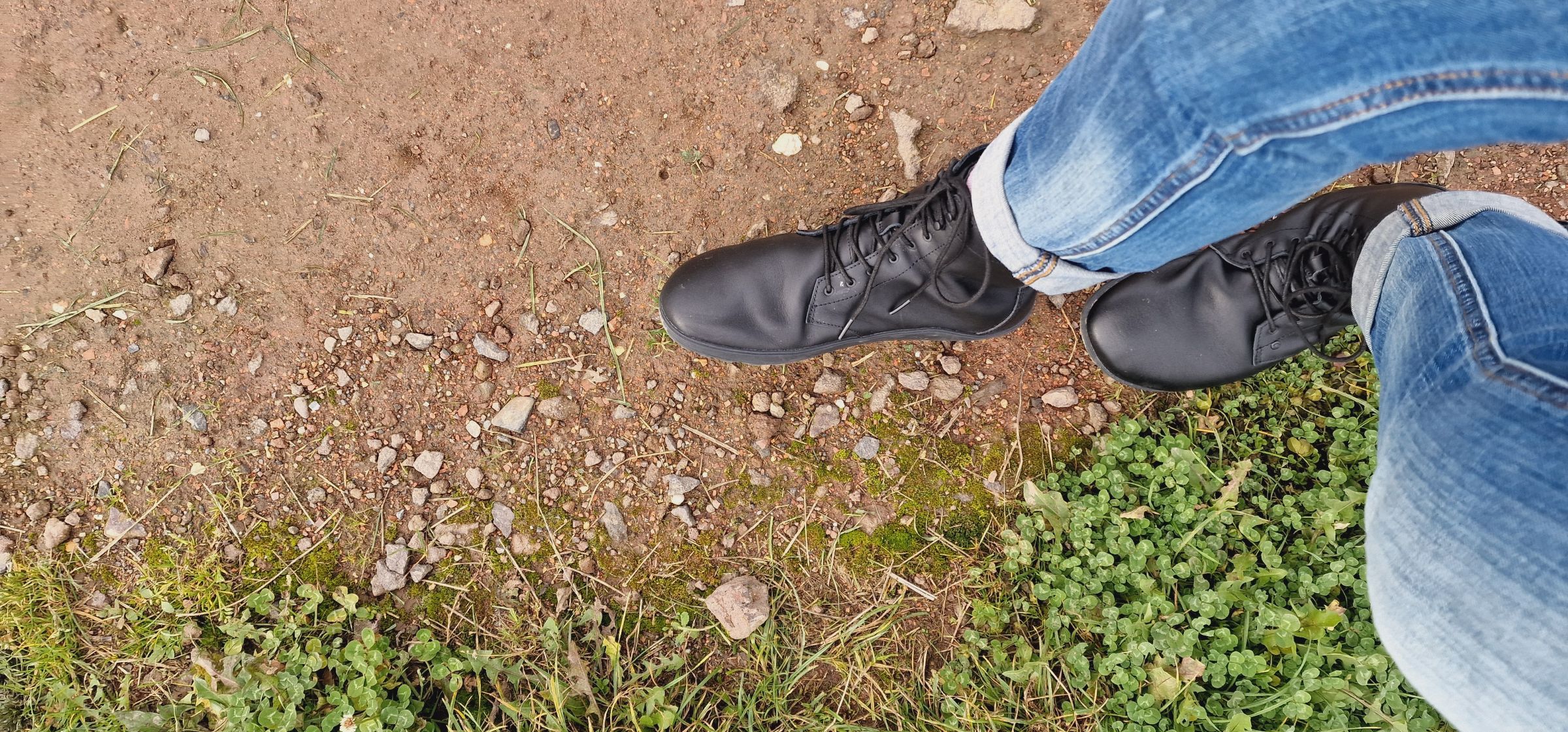 Bei trockenem Wetter geht man dem größten Matsch aus dem Weg und so macht es auch mit einem Alltagsschuh auf der großen Hunderunde Spaß