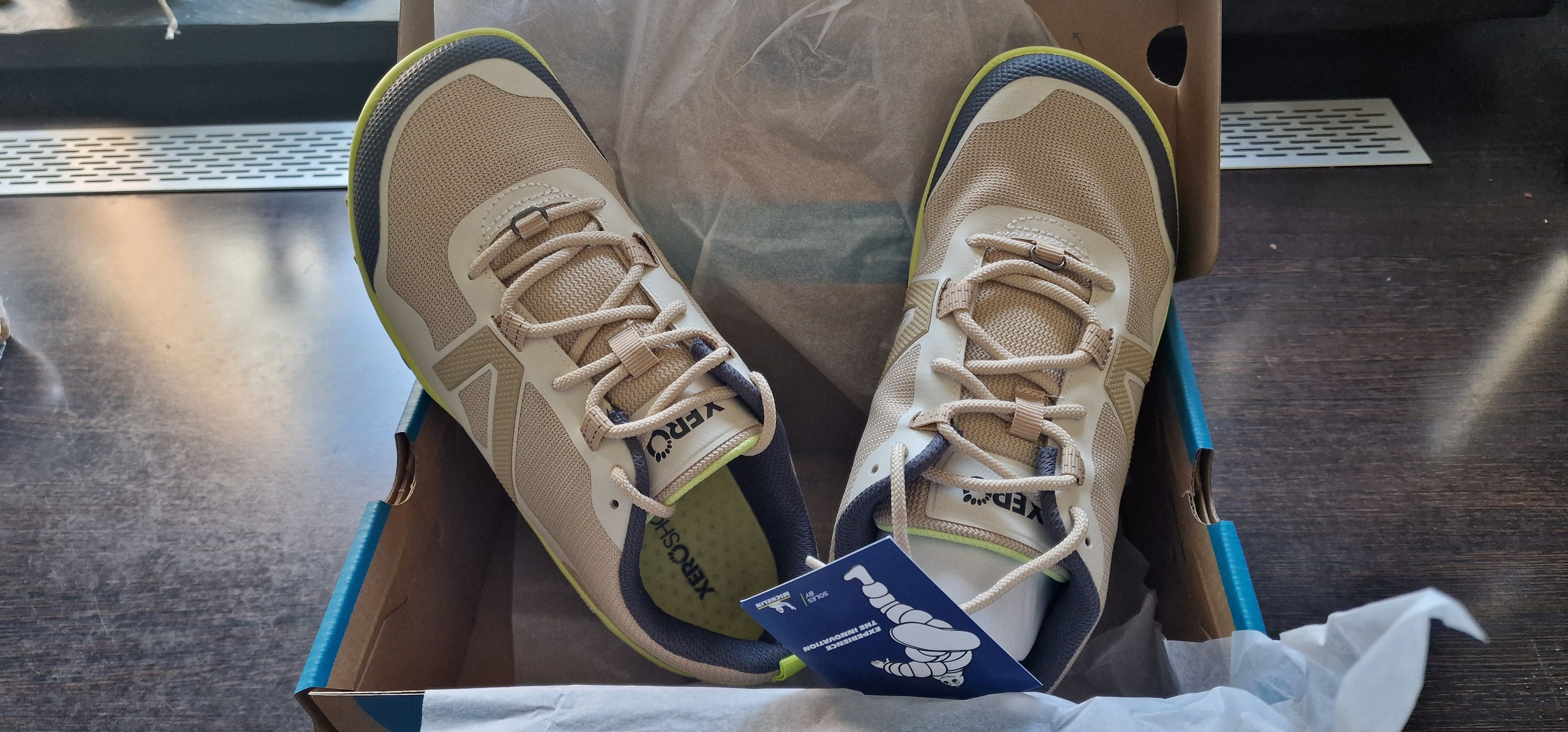 Frische Farben und eine schlanke Siluette geben dem Schuh einen klassisch-sportlichen Sneakerlook und erinnern überhaupt nicht an einen Barfußschuh.