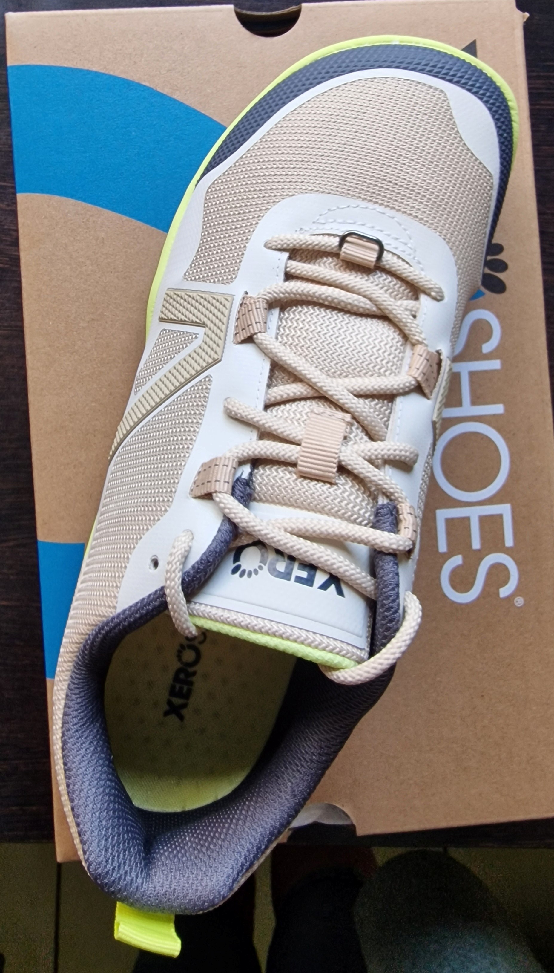Hochwertige Materialien und ein frischer Look zeichnen den Laufschuh der Firma Xeroshoes aus.
