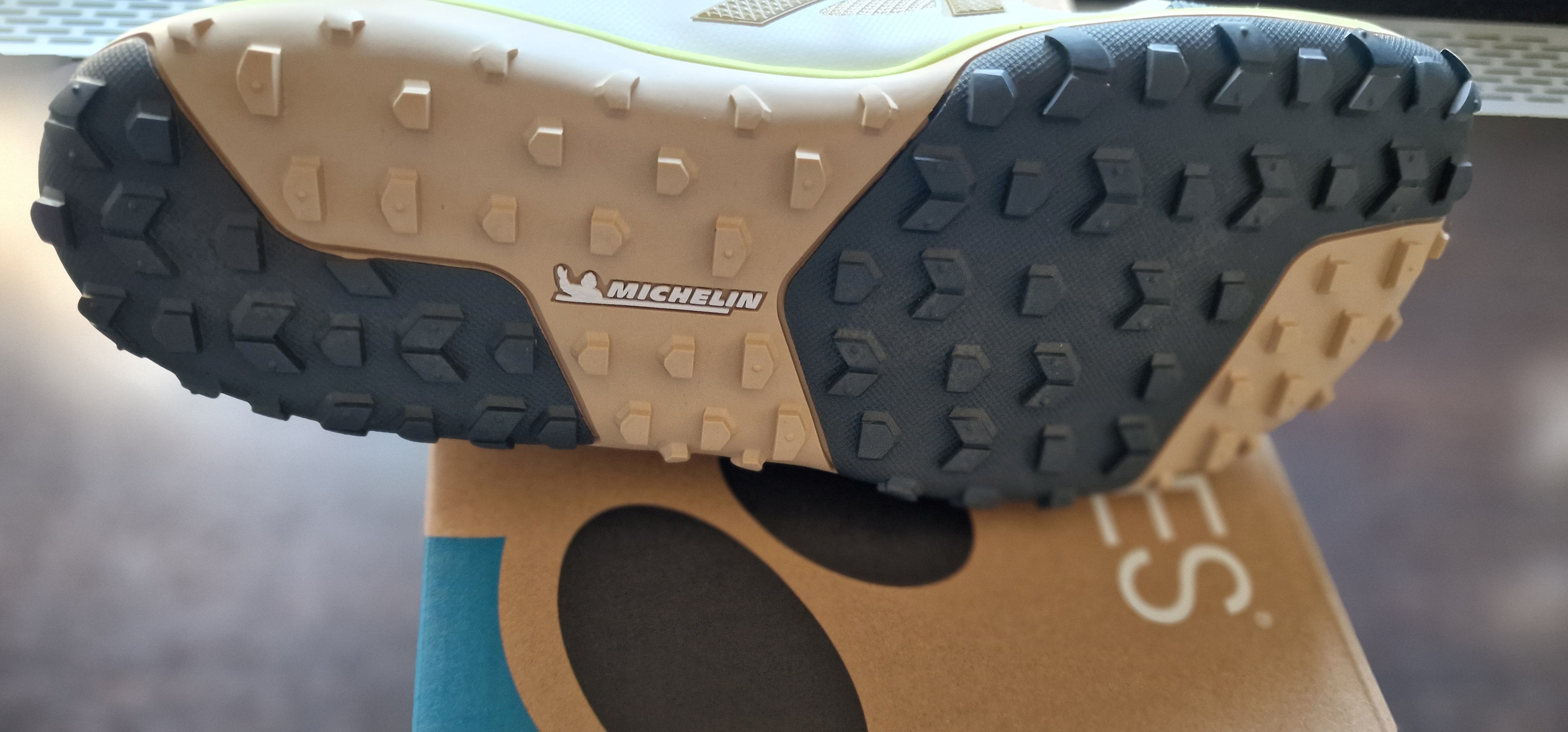 Winterreifen für die Füße. Michelintechnologie für Sohlen mit Grip.