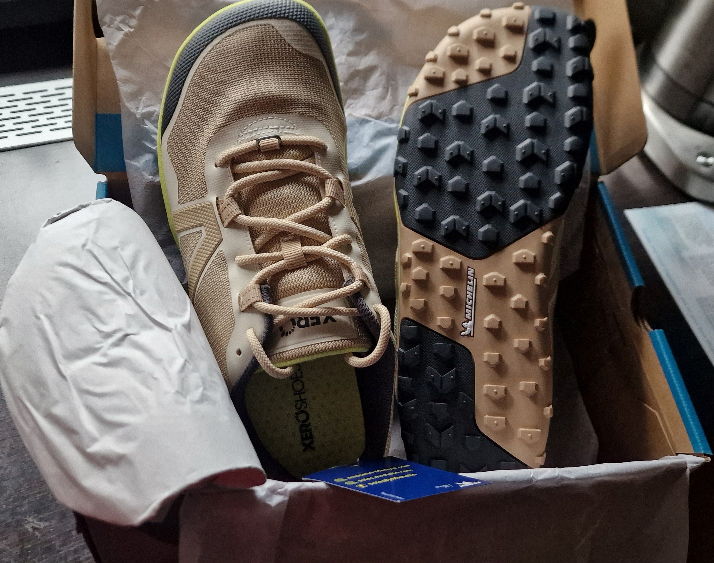 Mit Seidenpapier und "Schuhspanner" ebenfalls aus naturbelassenen Materialien für einen sicheren Versand gut verpackt!