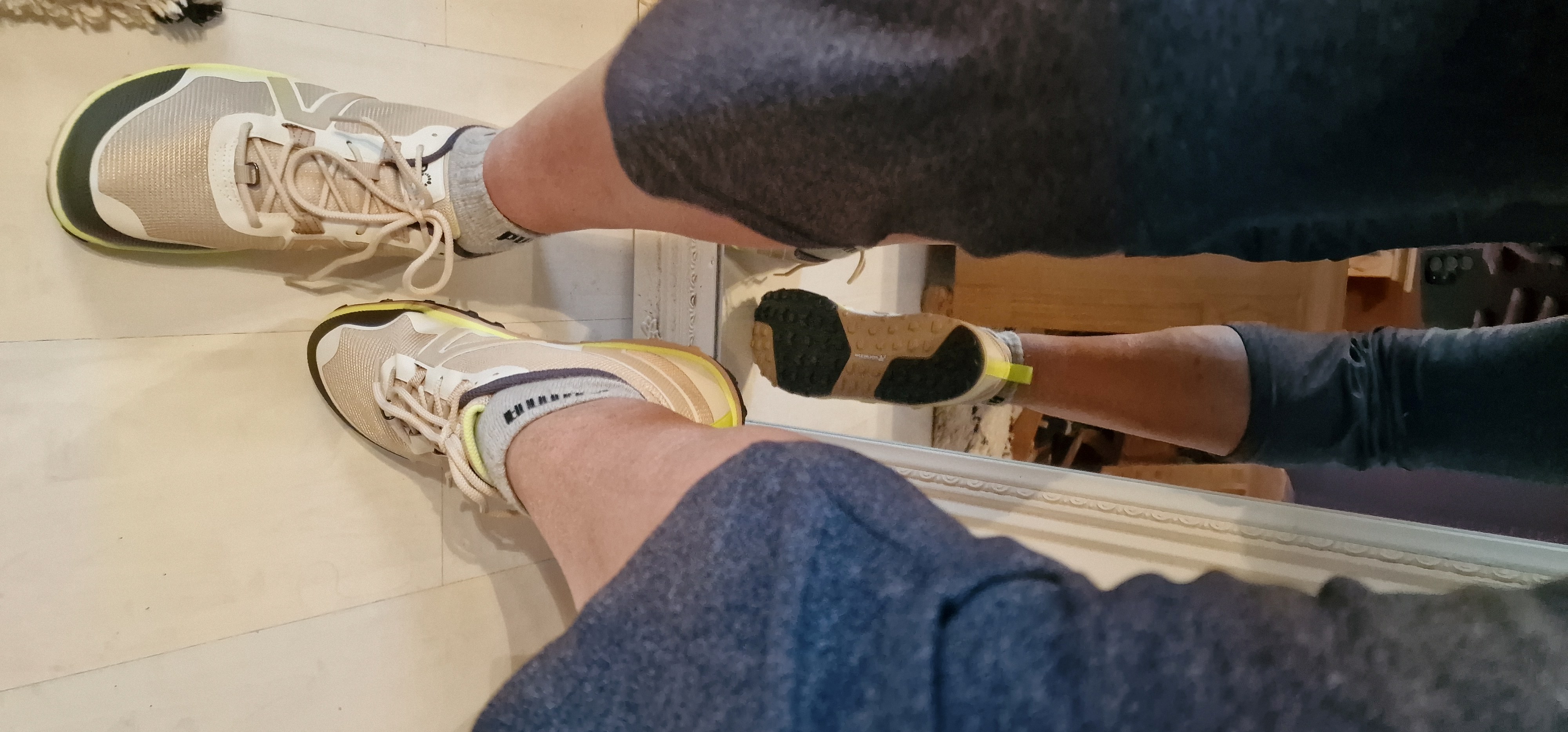 Die gelbe Anziehhilfe ist sehr praktisch.
