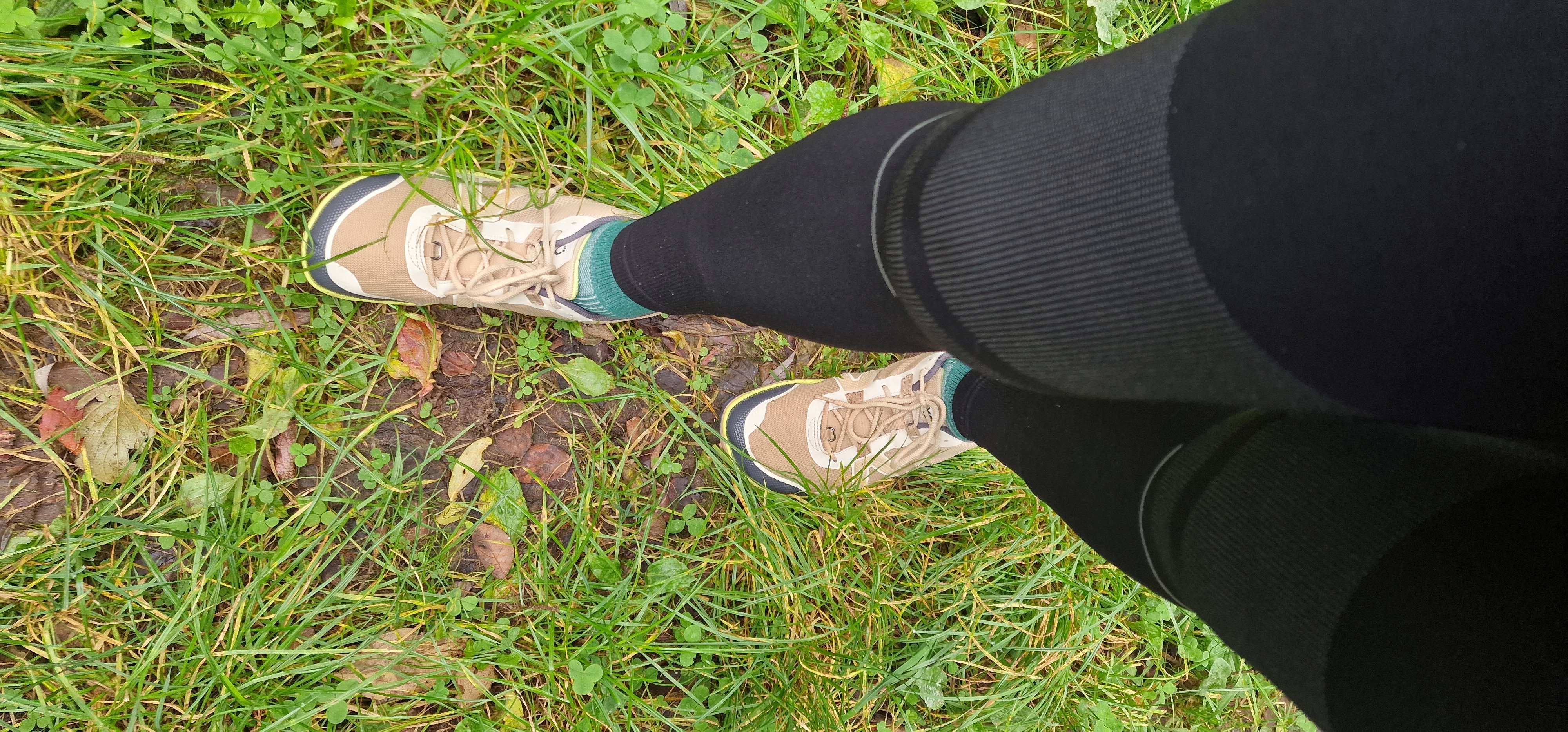 Leicht feuchtes Gras machen den Schuhen nur wenig aus.