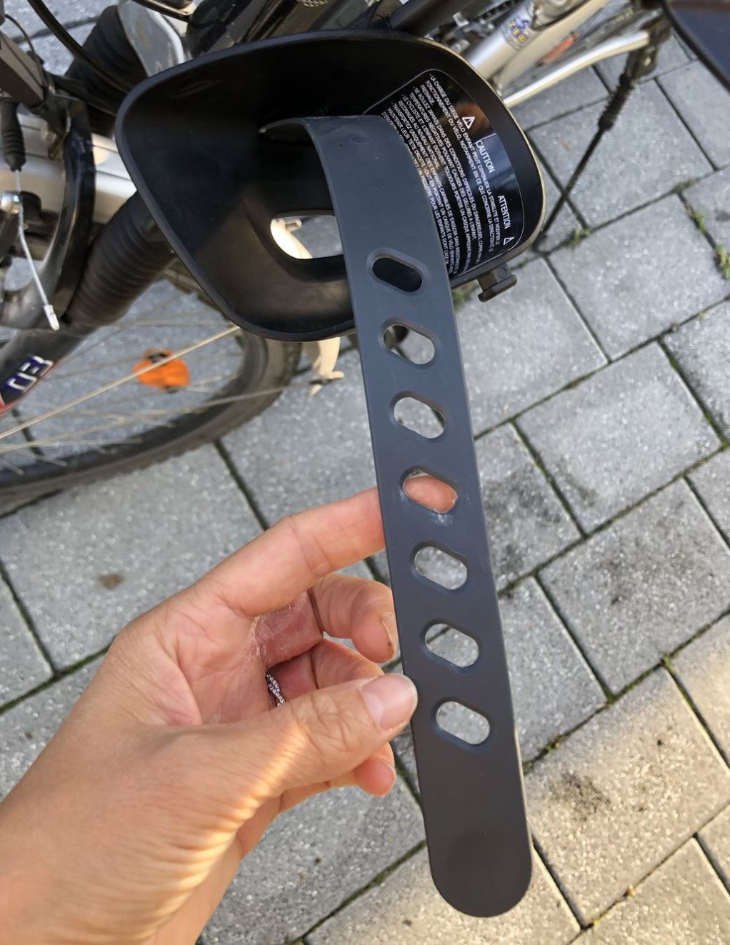 Abnutzung am Loch des Gummibandes zu sehen