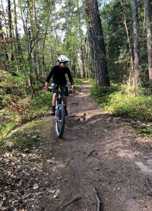 Ärmel hochgeschoben beim MTBiken