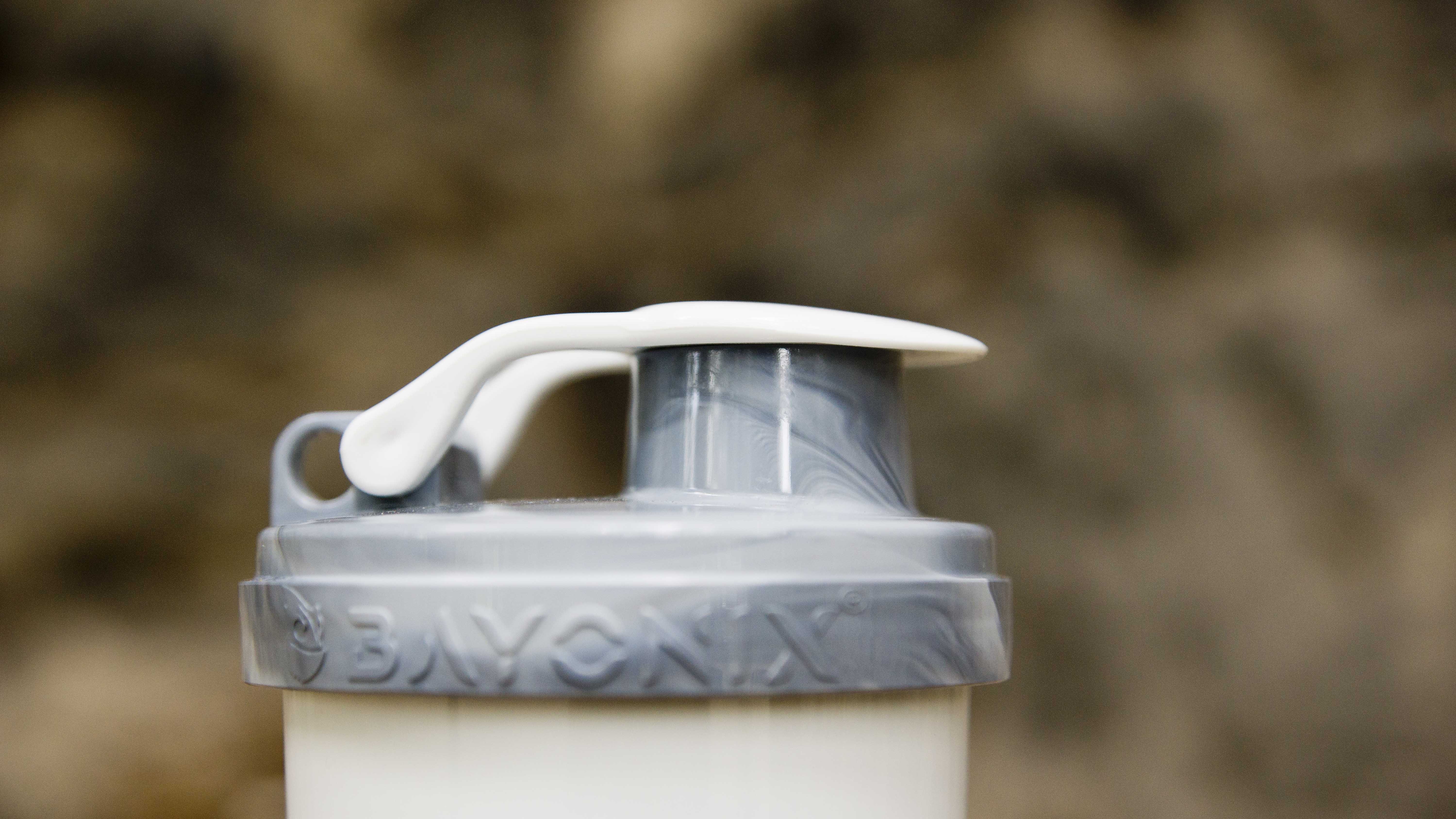 Bayonix Bottle mit Fausthieb verschlossen