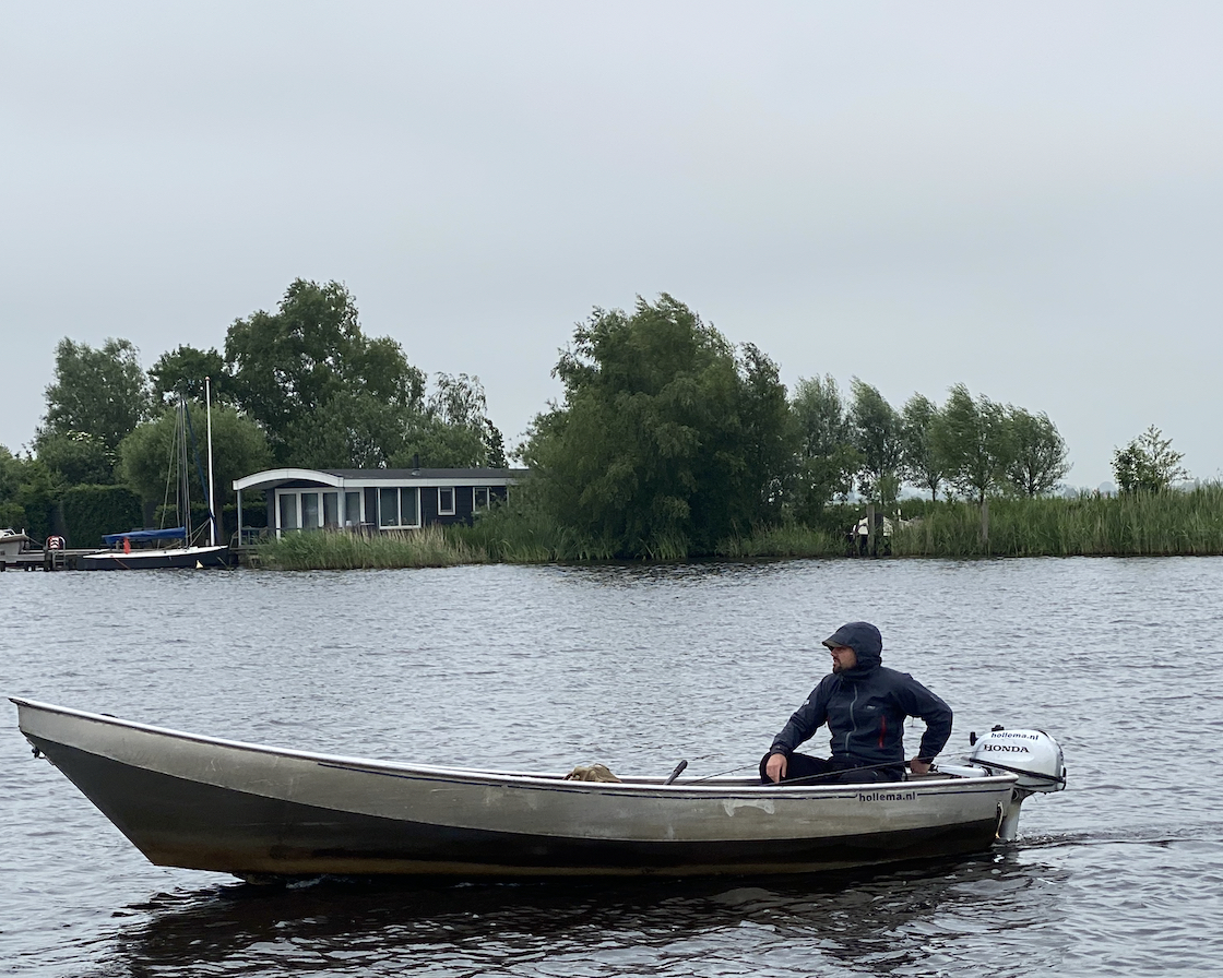 Grauer und sehr windiger Tag auf offenem See in den Niederlanden.