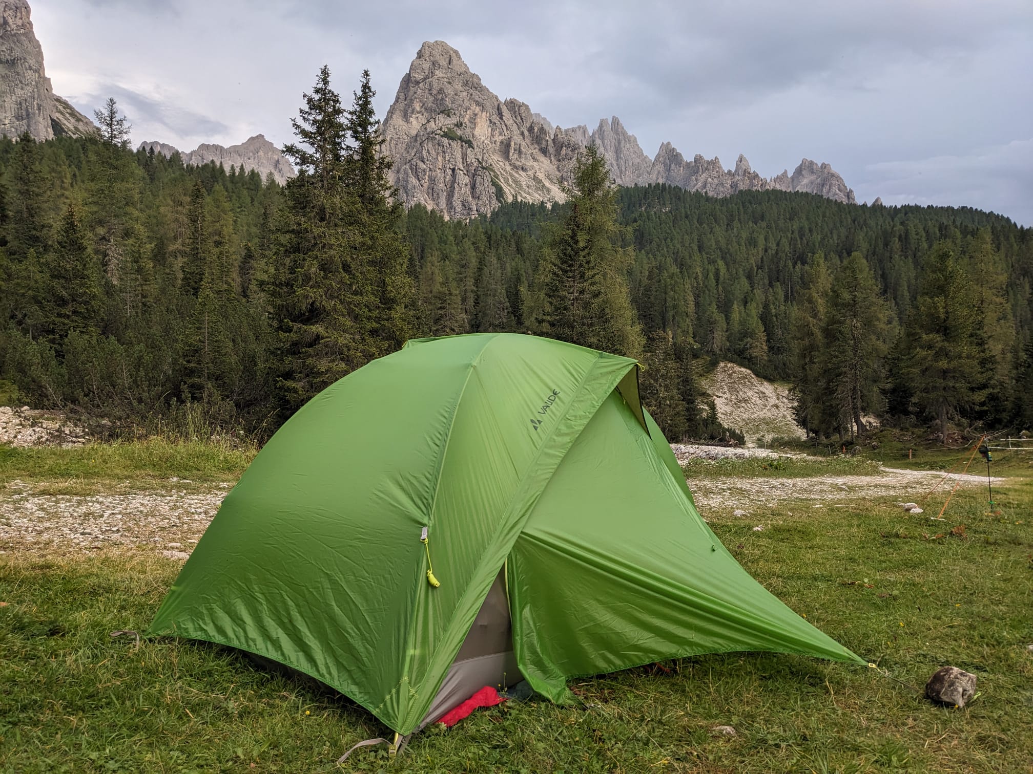 Zelt vor Alpenkulisse