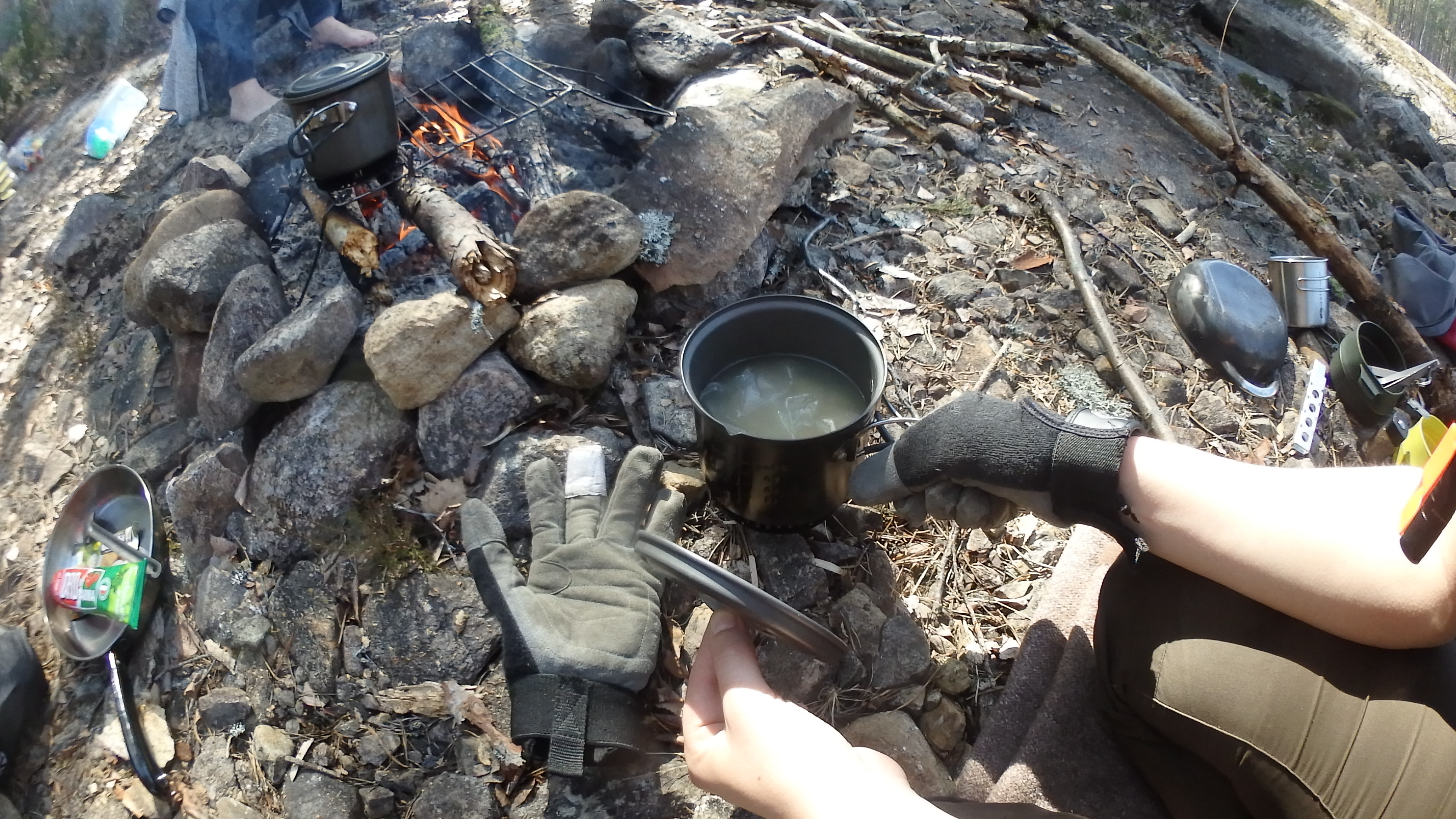 am Lagerfeuer als Schutzhandschuh
